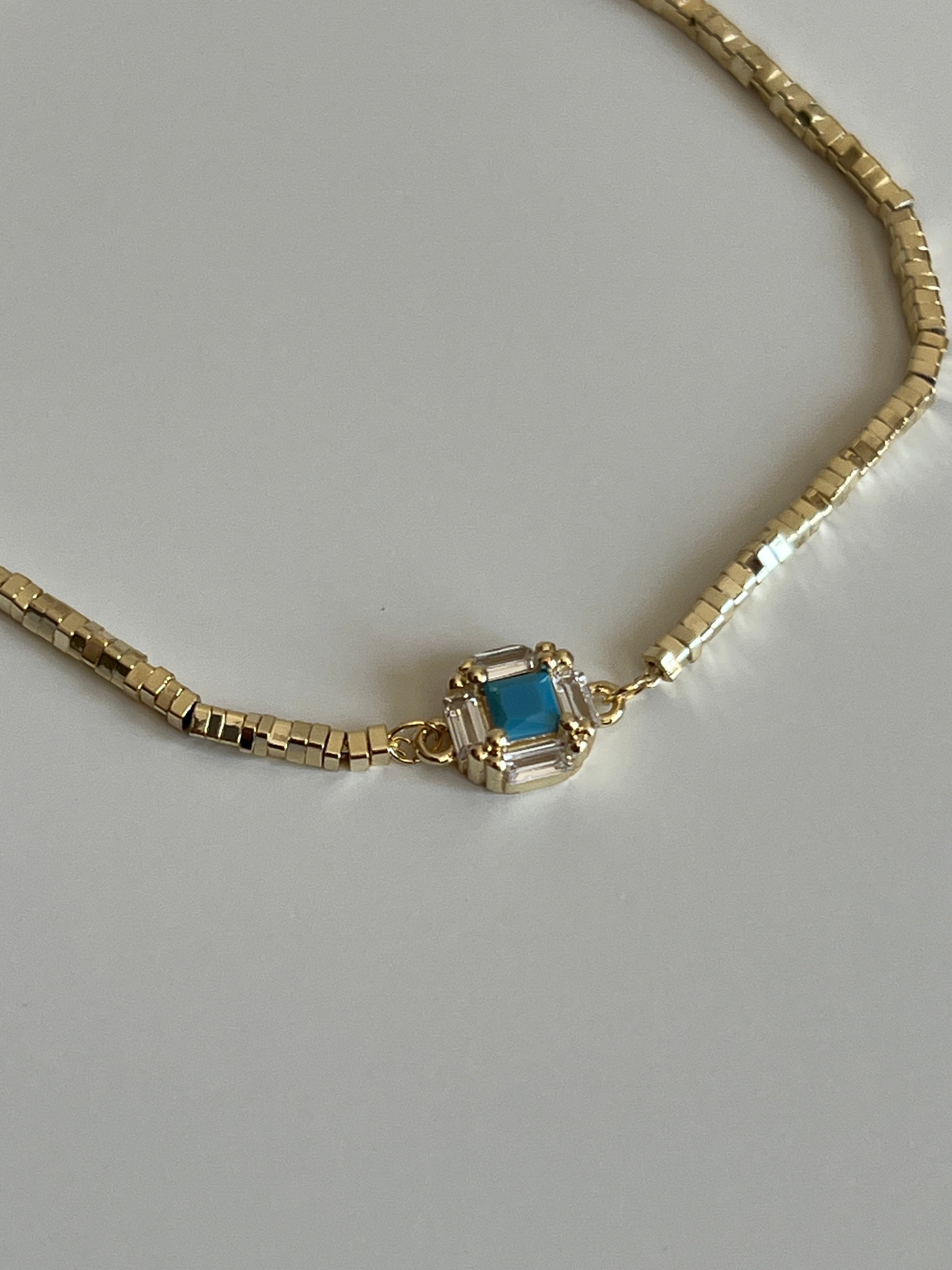 Gold Rengi Baget Zirkon Taş Ve Mavi Taş Detaylı Küp Küp Kadın Bileklik