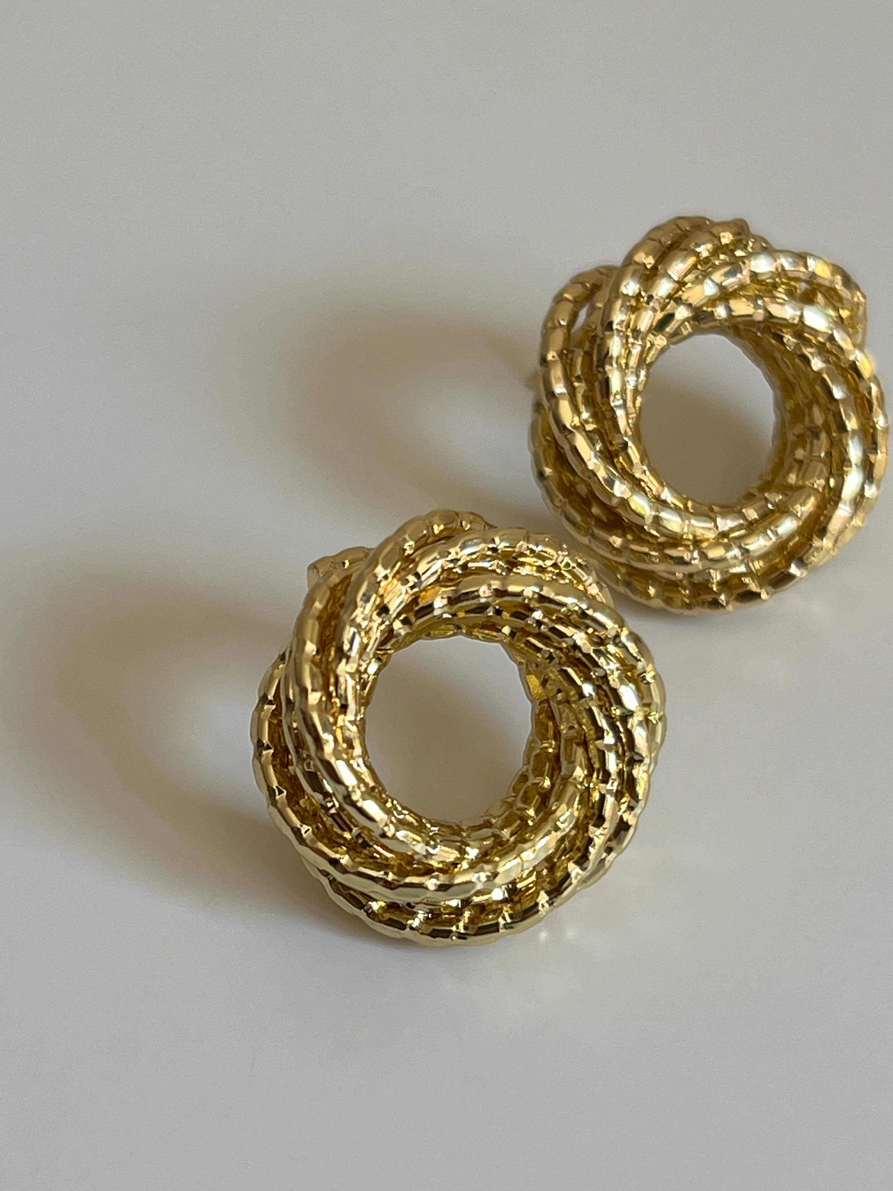 Gold Rengi Yuvarlak Sarmal Model Kadın Küpe