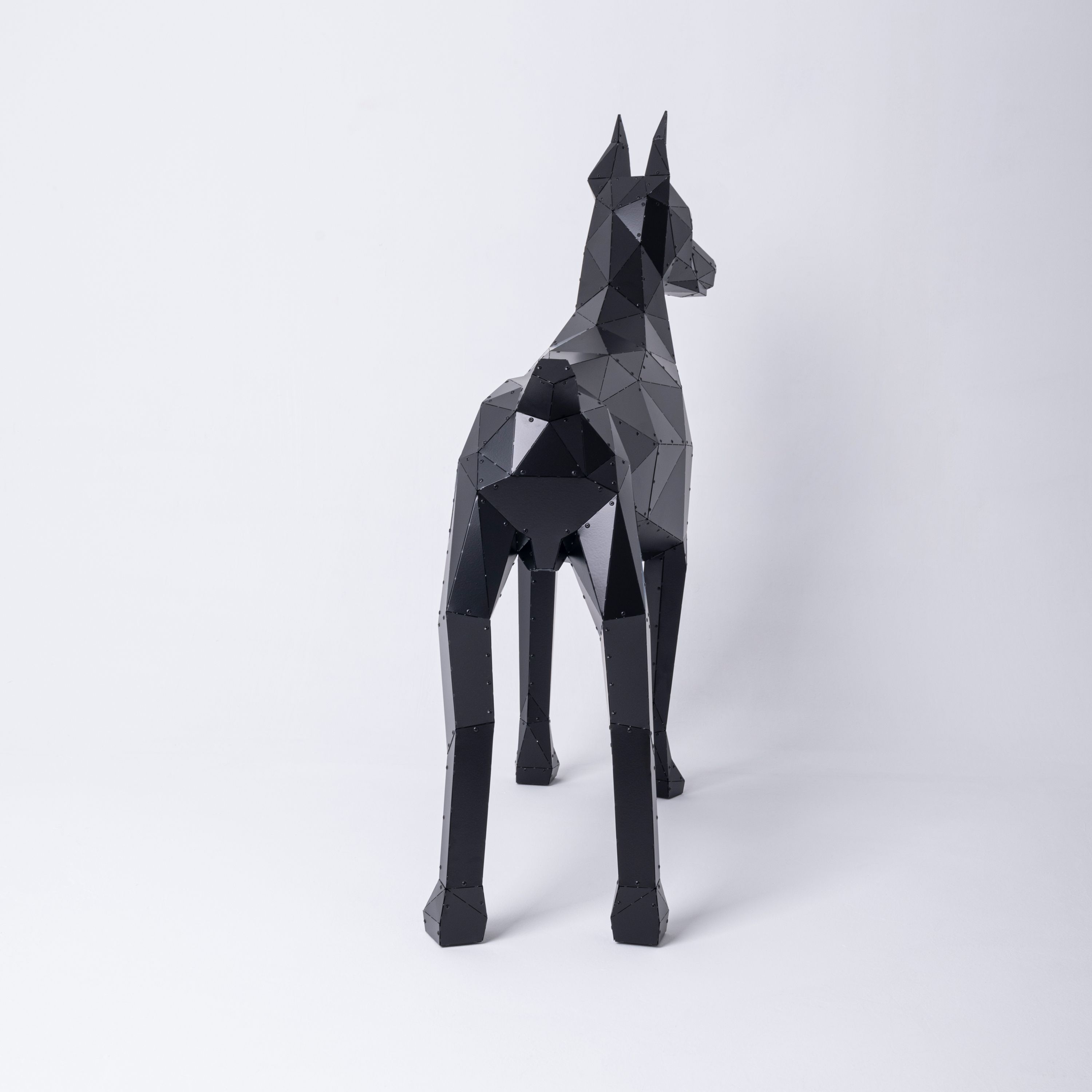 3D Metal Asimetrik Doberman Heykeli