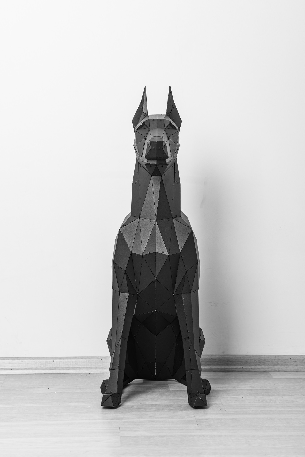 3D Oturan Doberman Köpeği Heykeli