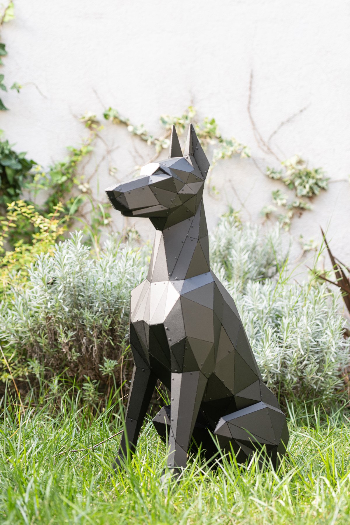 3D Oturan Doberman Köpeği Heykeli