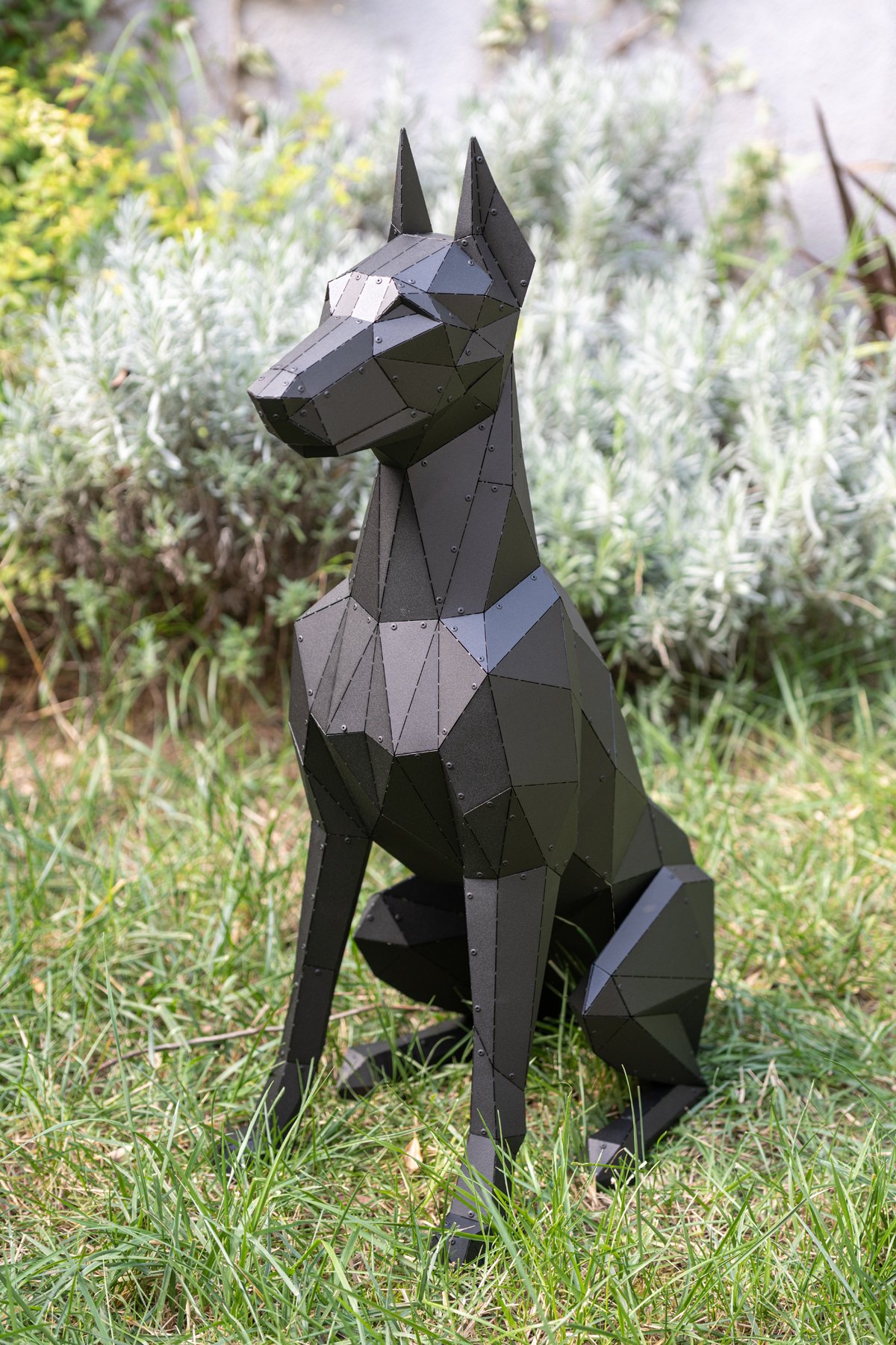 3D Oturan Doberman Köpeği Heykeli