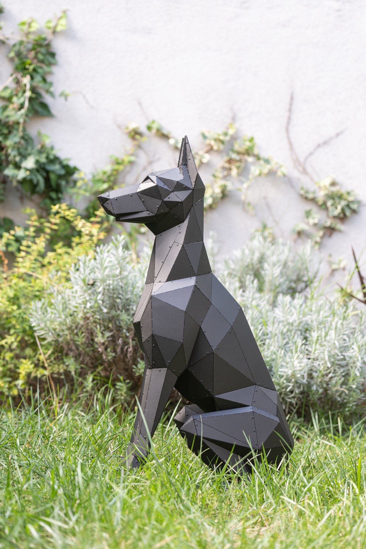 3D Oturan Doberman Köpeği Heykeli