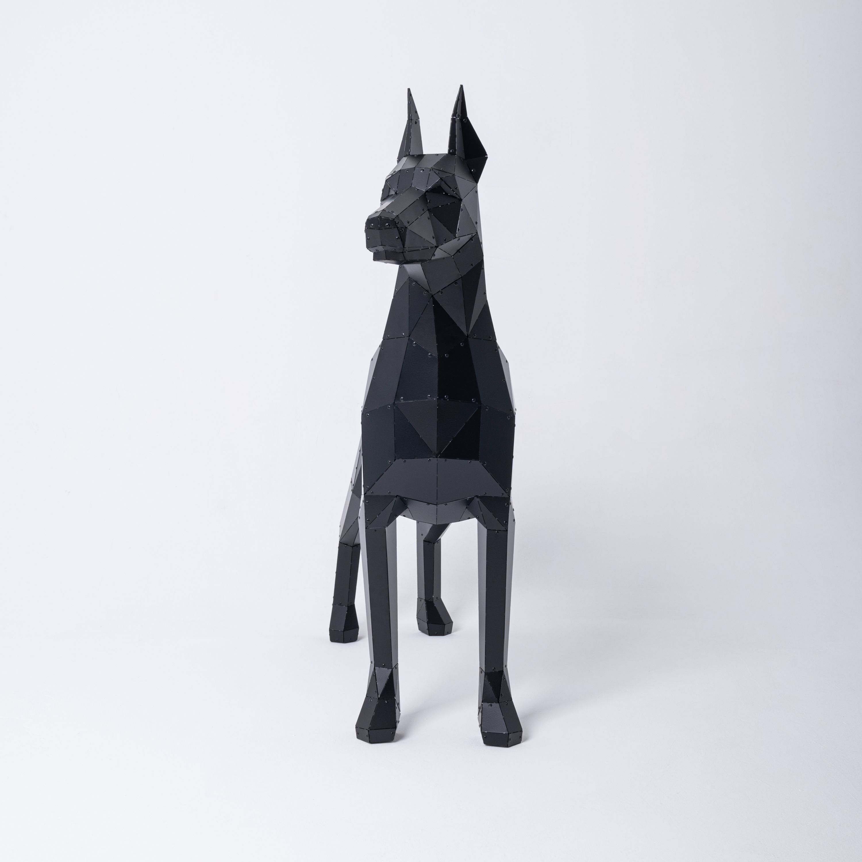 3D Metal Asimetrik Doberman Heykeli