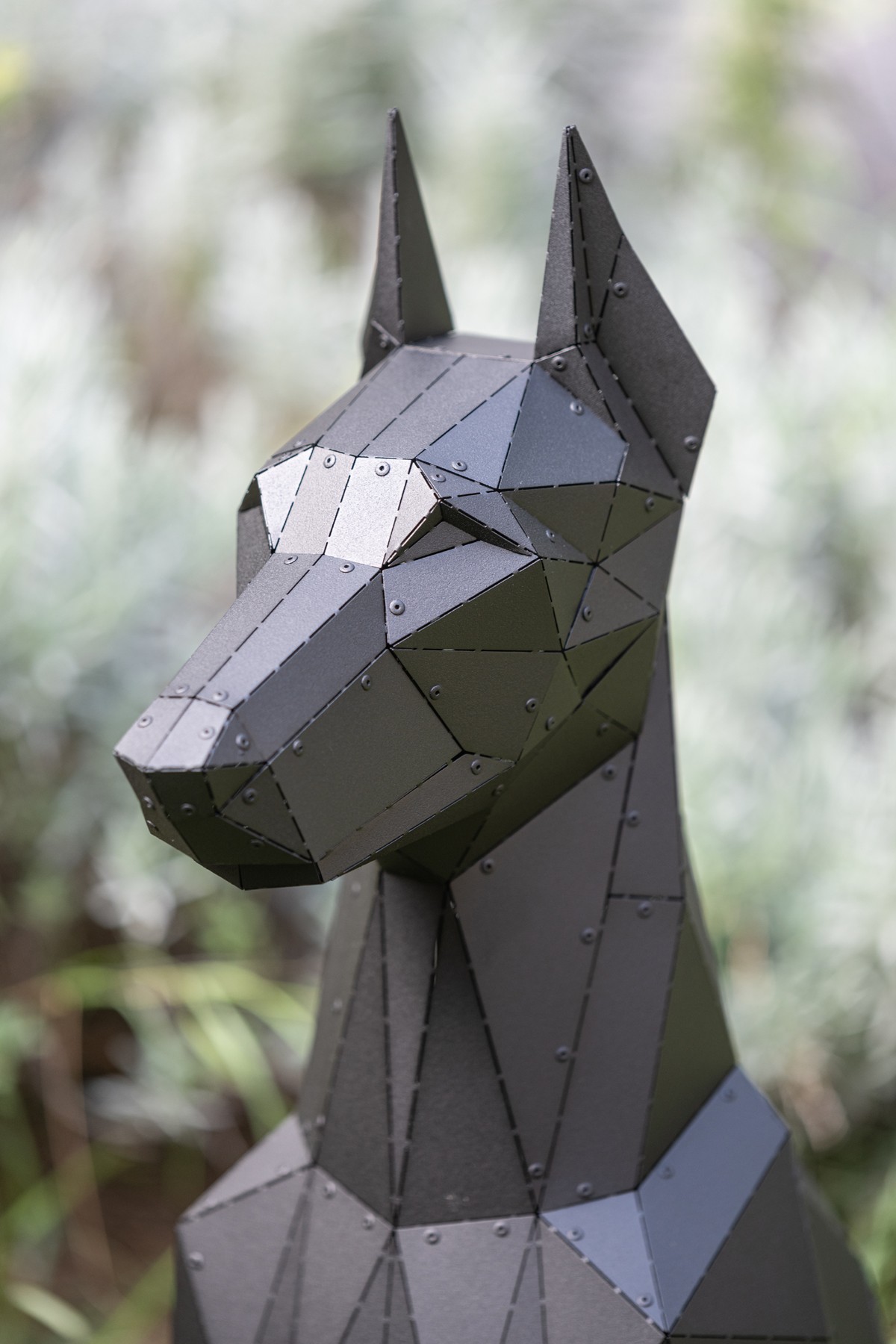 3D Oturan Doberman Köpeği Heykeli