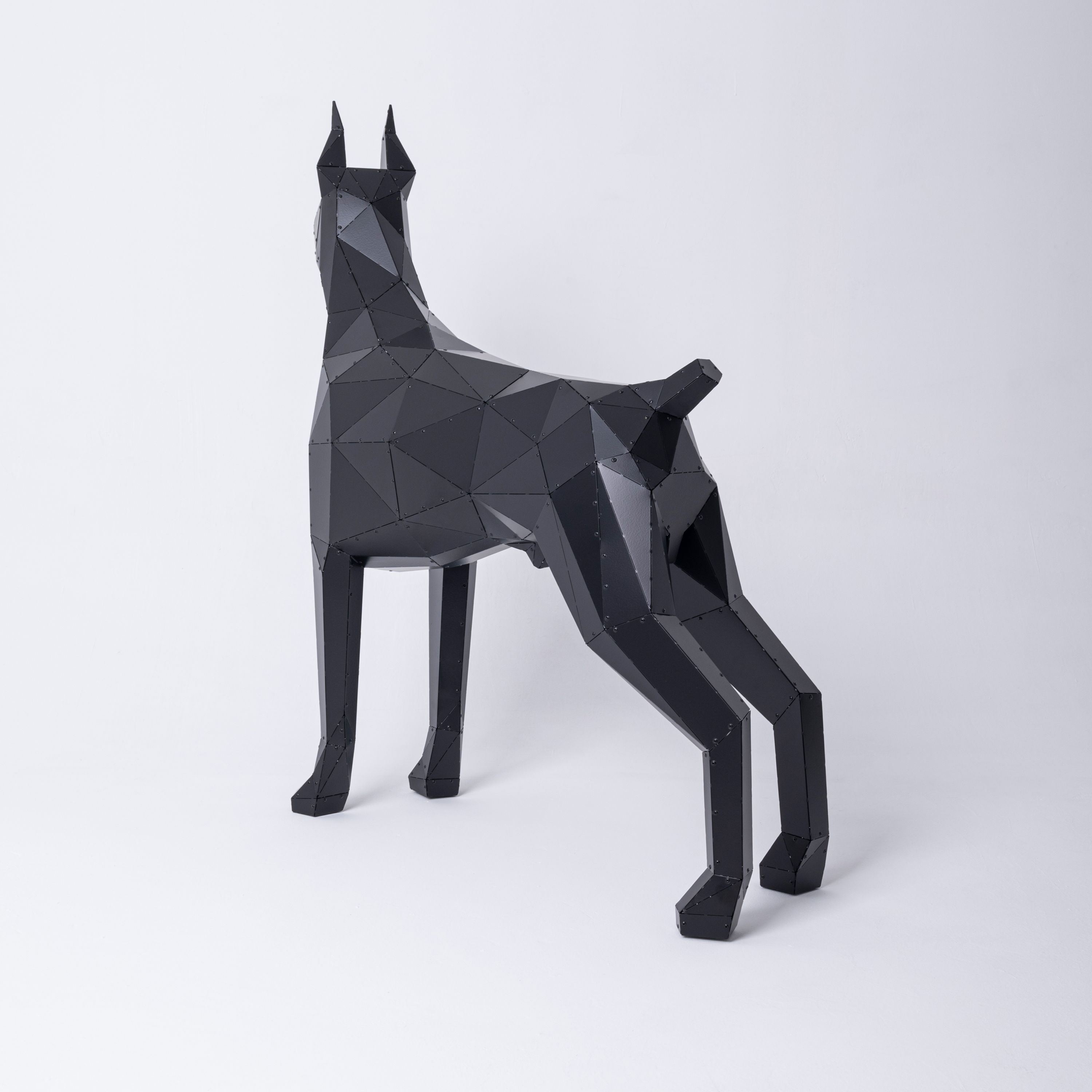 3D Metal Asimetrik Doberman Heykeli