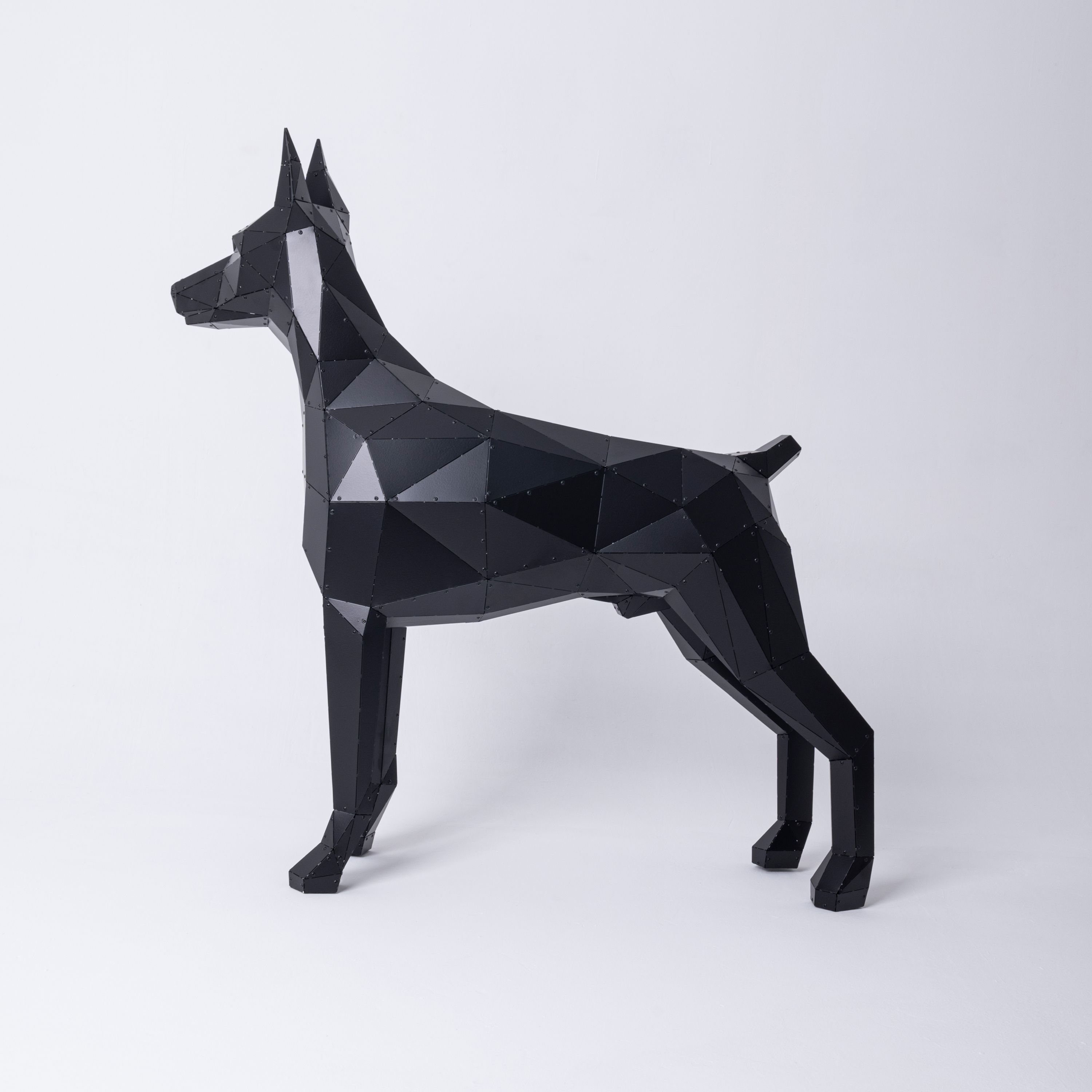 3D Metal Asimetrik Doberman Heykeli