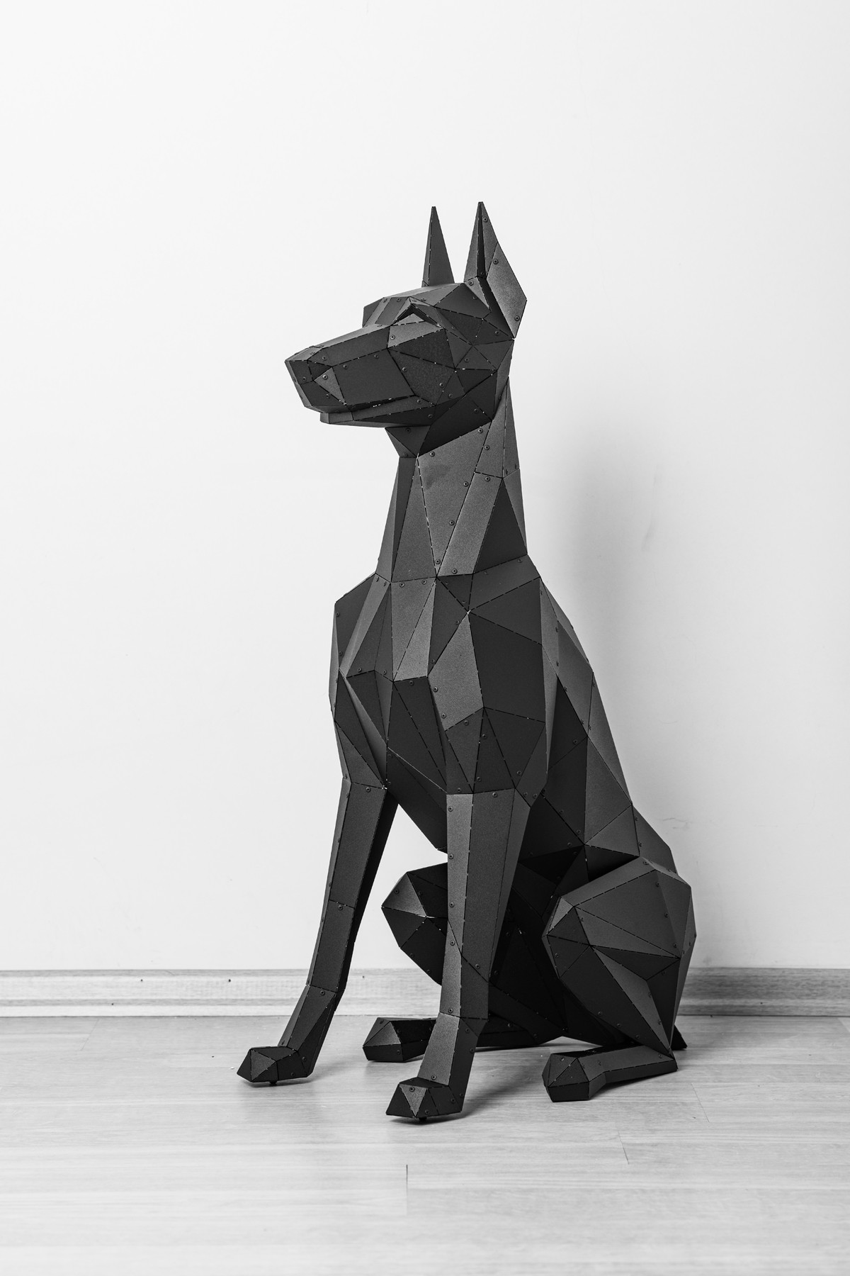3D Oturan Doberman Köpeği Heykeli