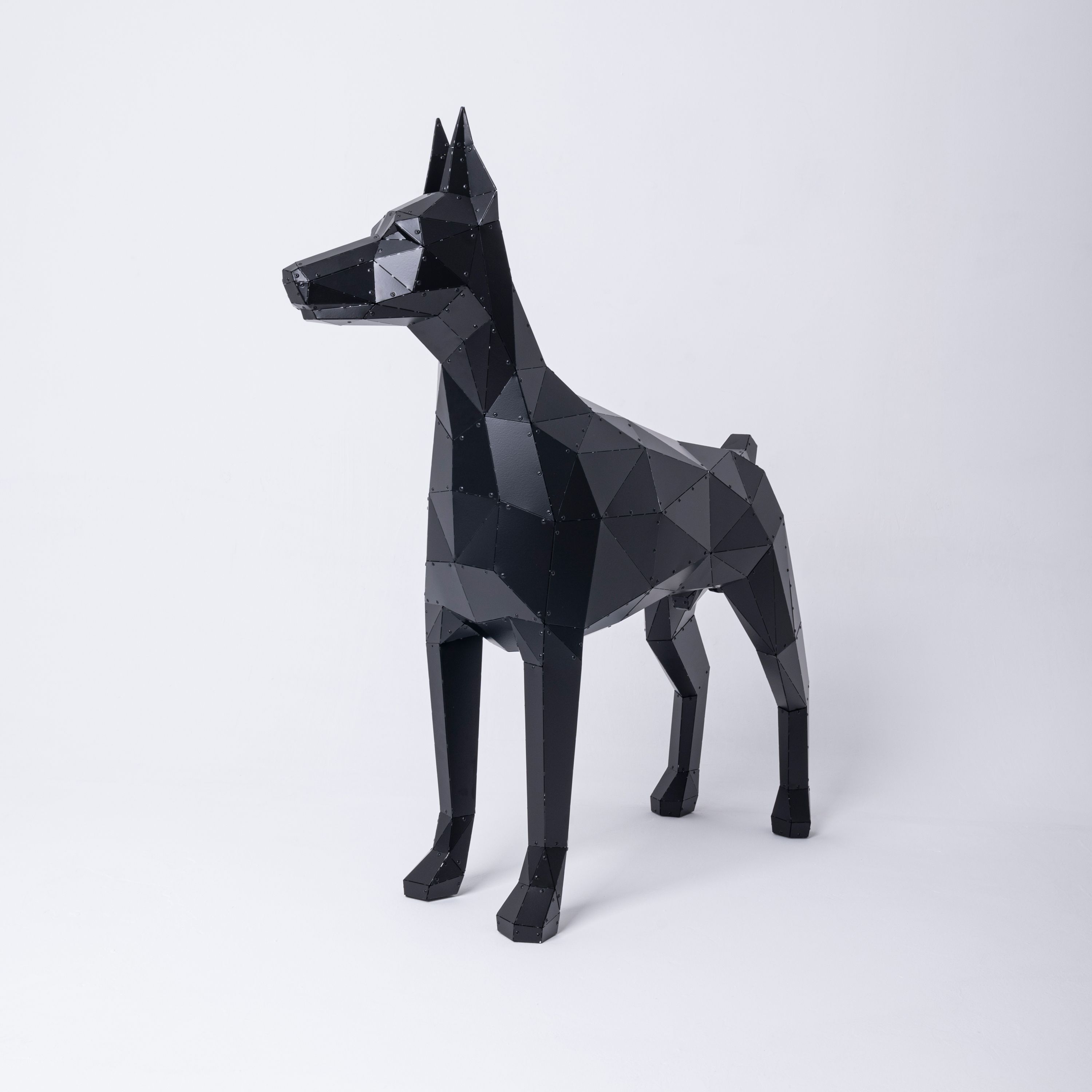 3D Metal Asimetrik Doberman Heykeli