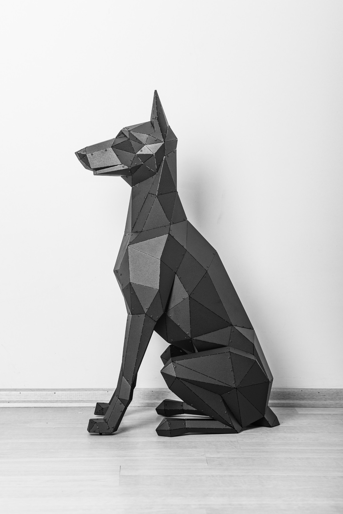 3D Oturan Doberman Köpeği Heykeli