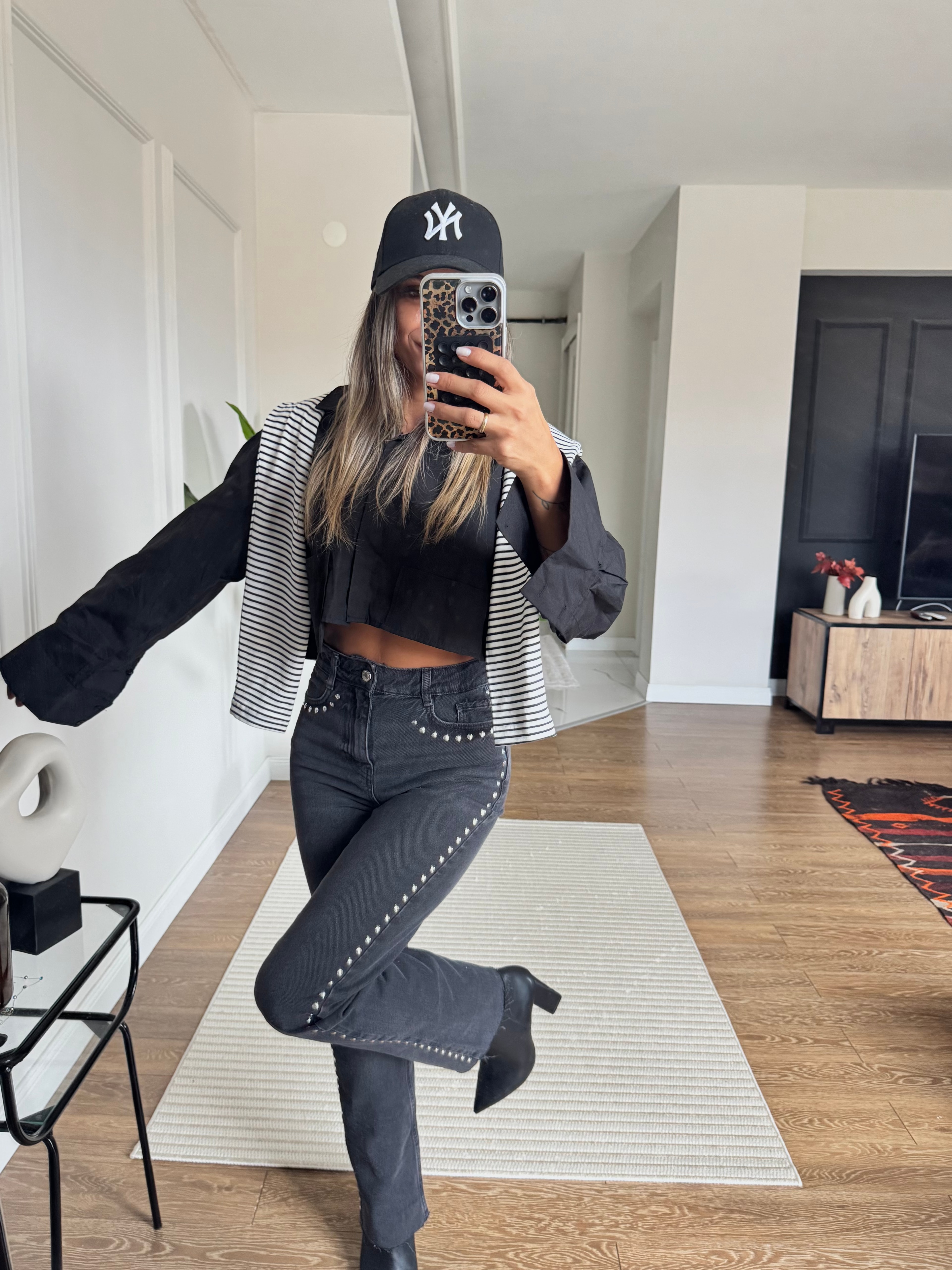 Latina Kenarları Zımba Detaylı Jean