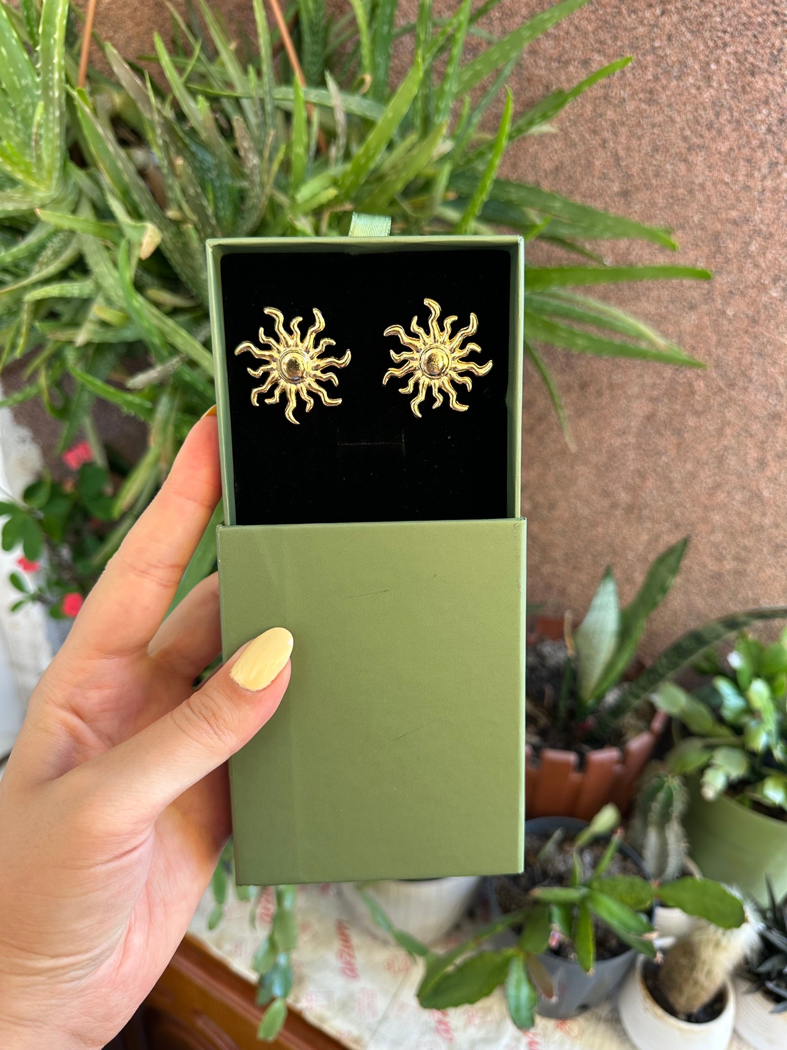 Gold Rengi Güneş Figürlü Küpe