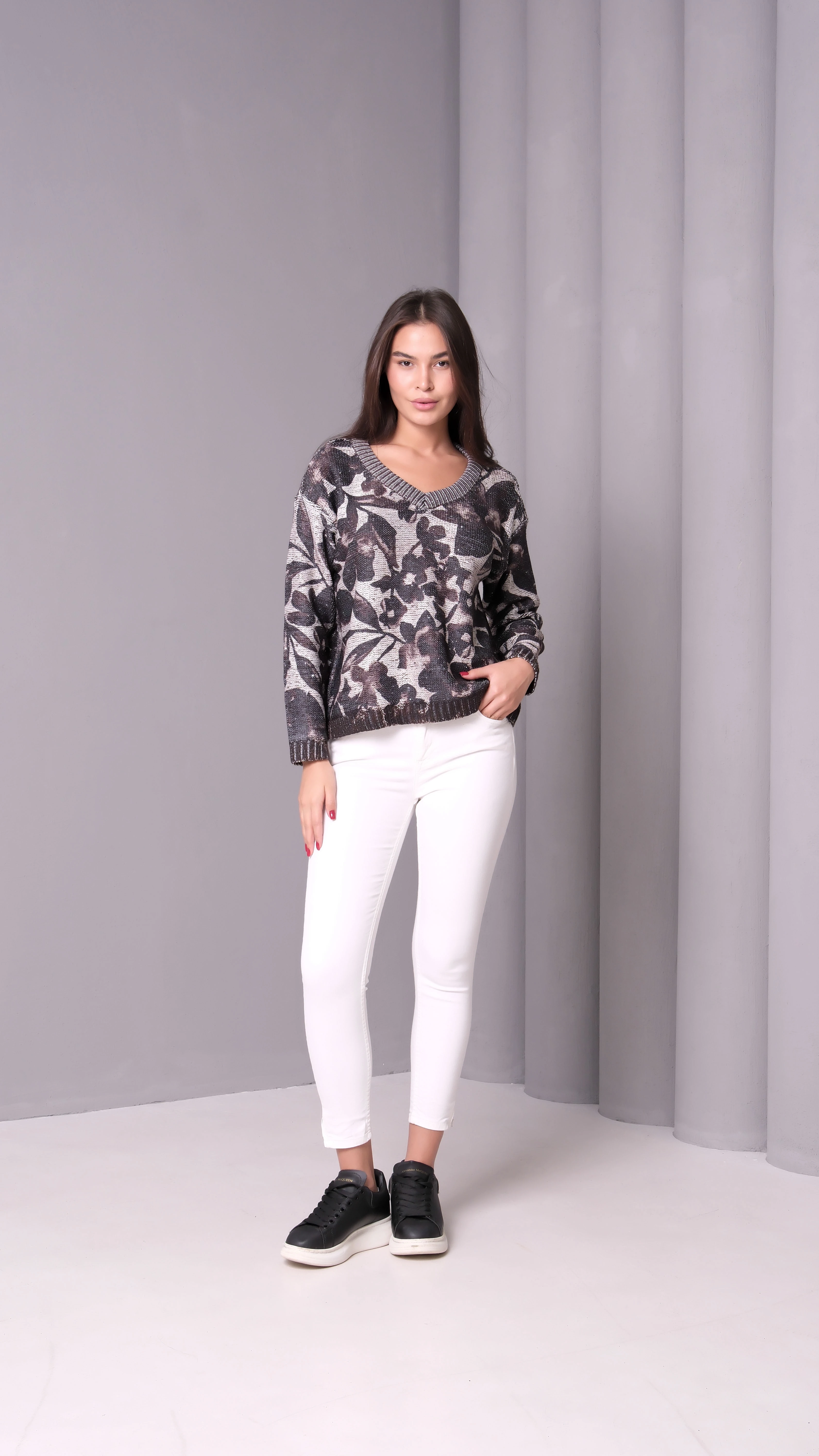 Çiçek Desen V Yaka Triko