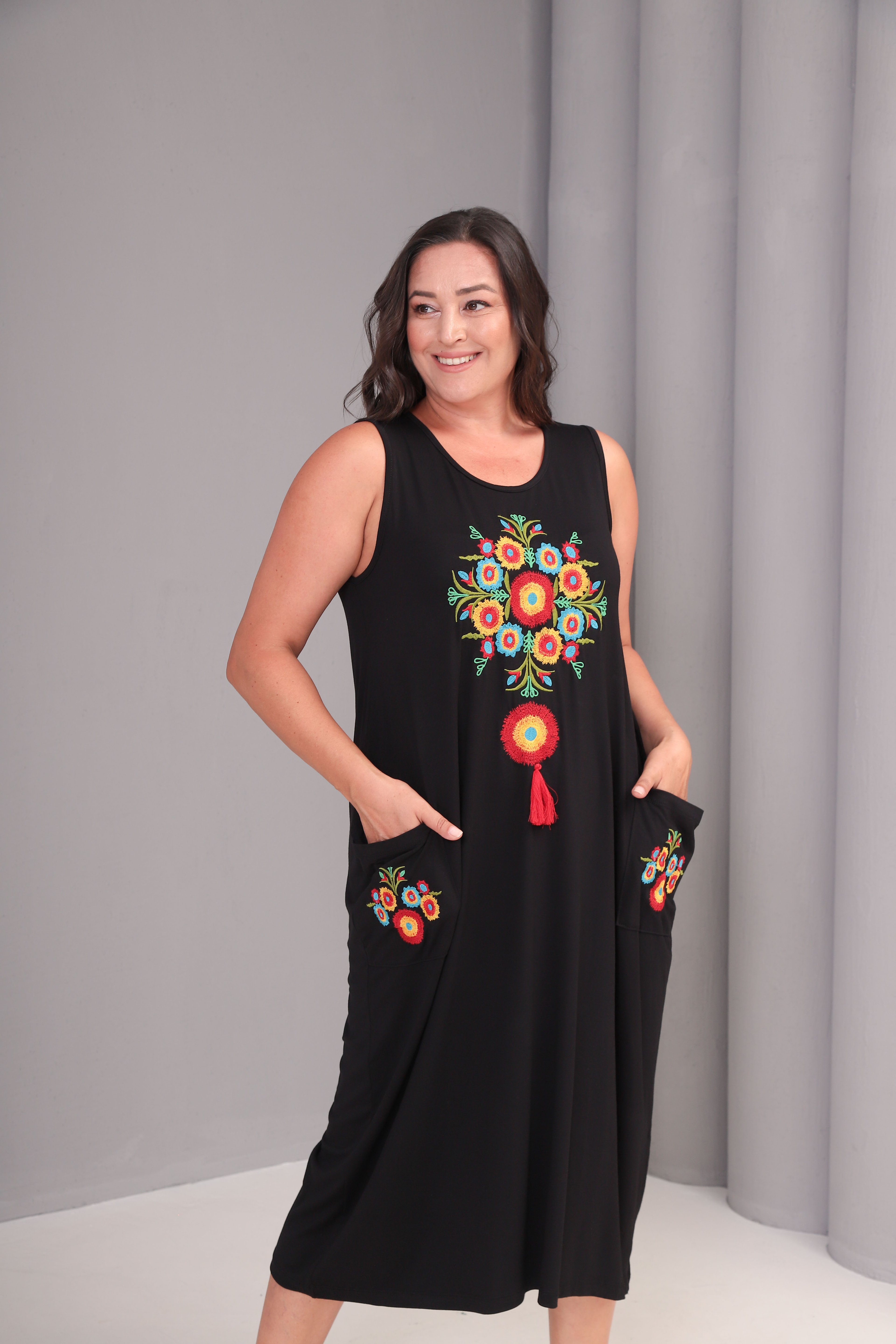 Çiçek Motif Nakışlı Elbise