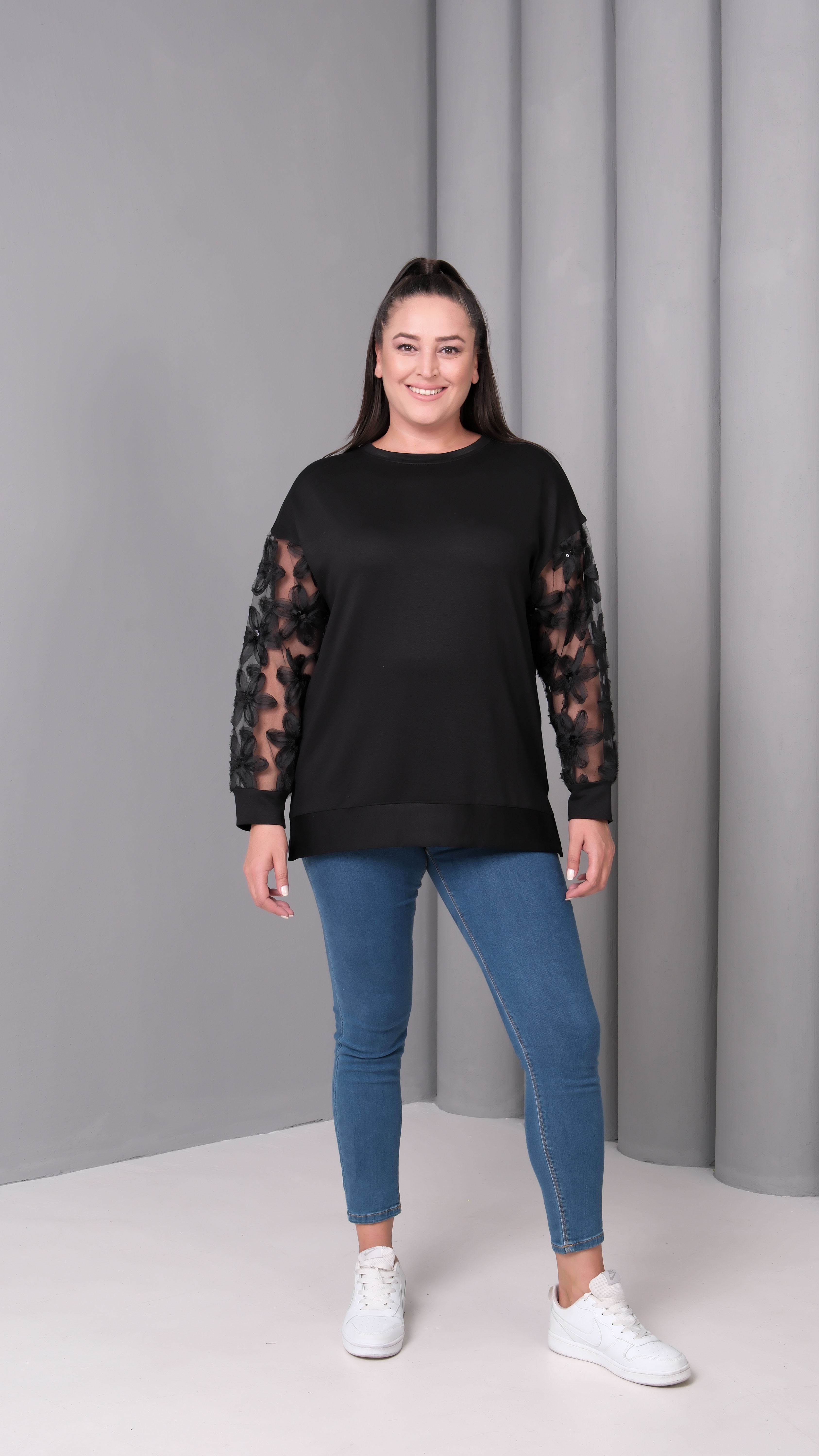Çiçek Nakışlı Transparan Kol Sweatshirt