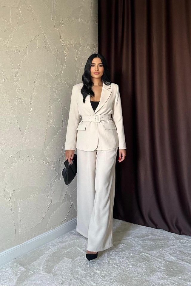 Bej Cep Kapaklı Ve Kemerli Ceket