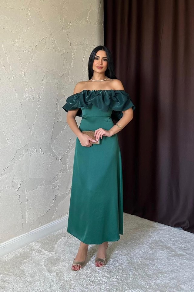 Zümrüt Omuz Büzgülü Saten Elbise