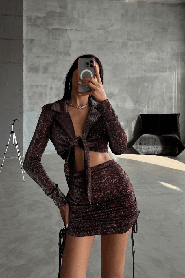 SİMLİ KUMAŞ BAĞLAMA DETAYLI CROP BLUZ -  KISA BÜZGÜ DETAYLI ETEK - Bordo