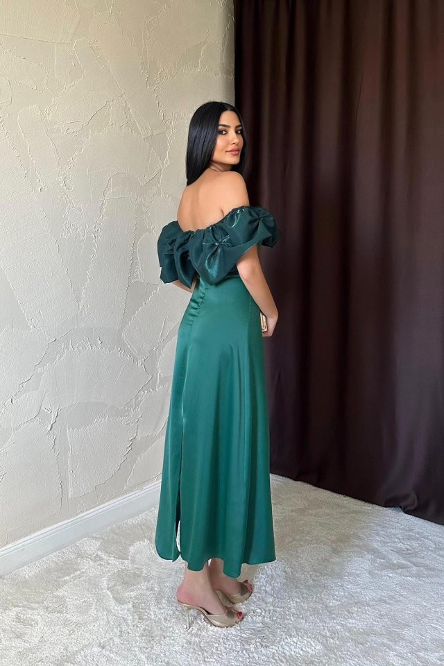 Zümrüt Omuz Büzgülü Saten Elbise