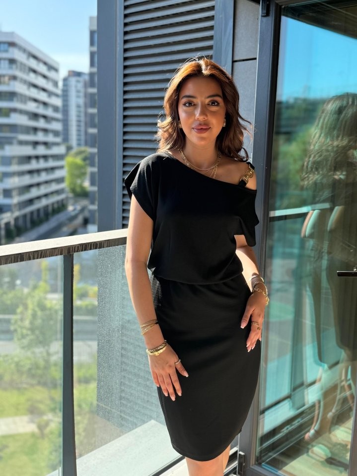 Kadın Kısa Kollu Tek Omuz Askı Ve Aksesuar Detay Beli Lastikli Krep Elbise