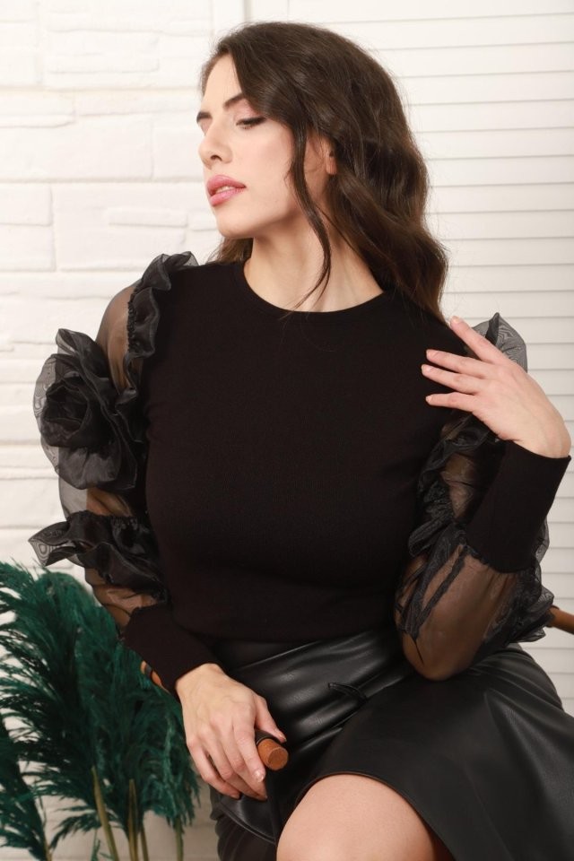 Siyah Kolları Organze Detaylı Bluz