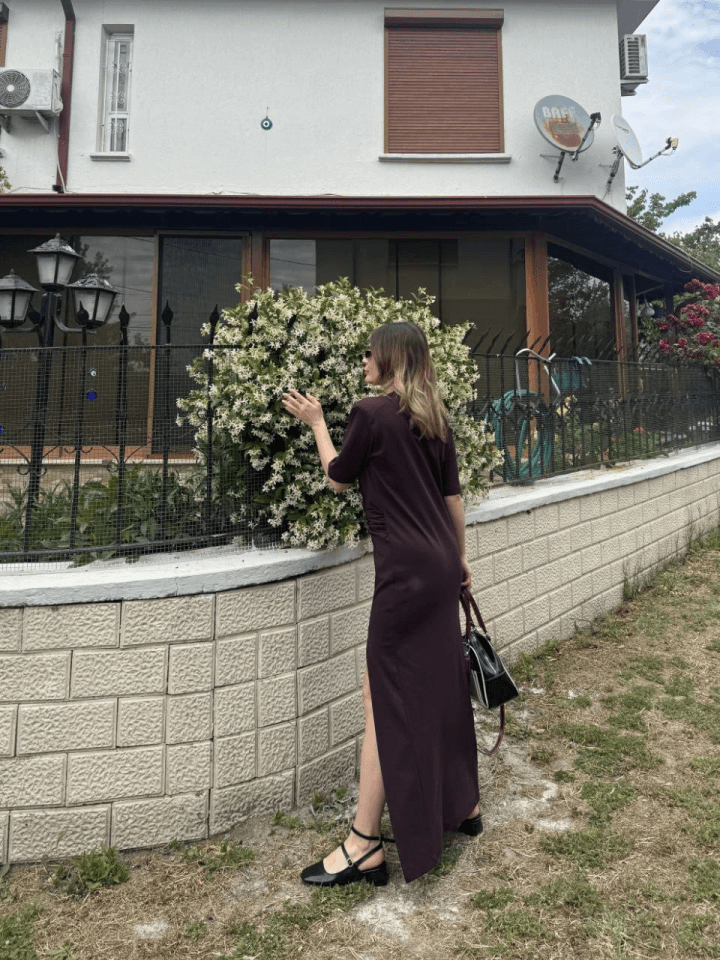 Kısa Kollu Uzun Yandan Yırtmaçlı Elbise - Kahverengi