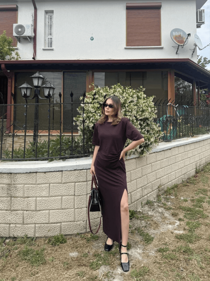 Kısa Kollu Uzun Yandan Yırtmaçlı Elbise - Kahverengi