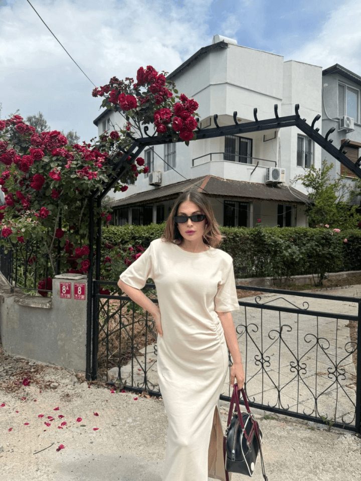 Kısa Kollu Uzun Yandan Yırtmaçlı Elbise - Beyaz
