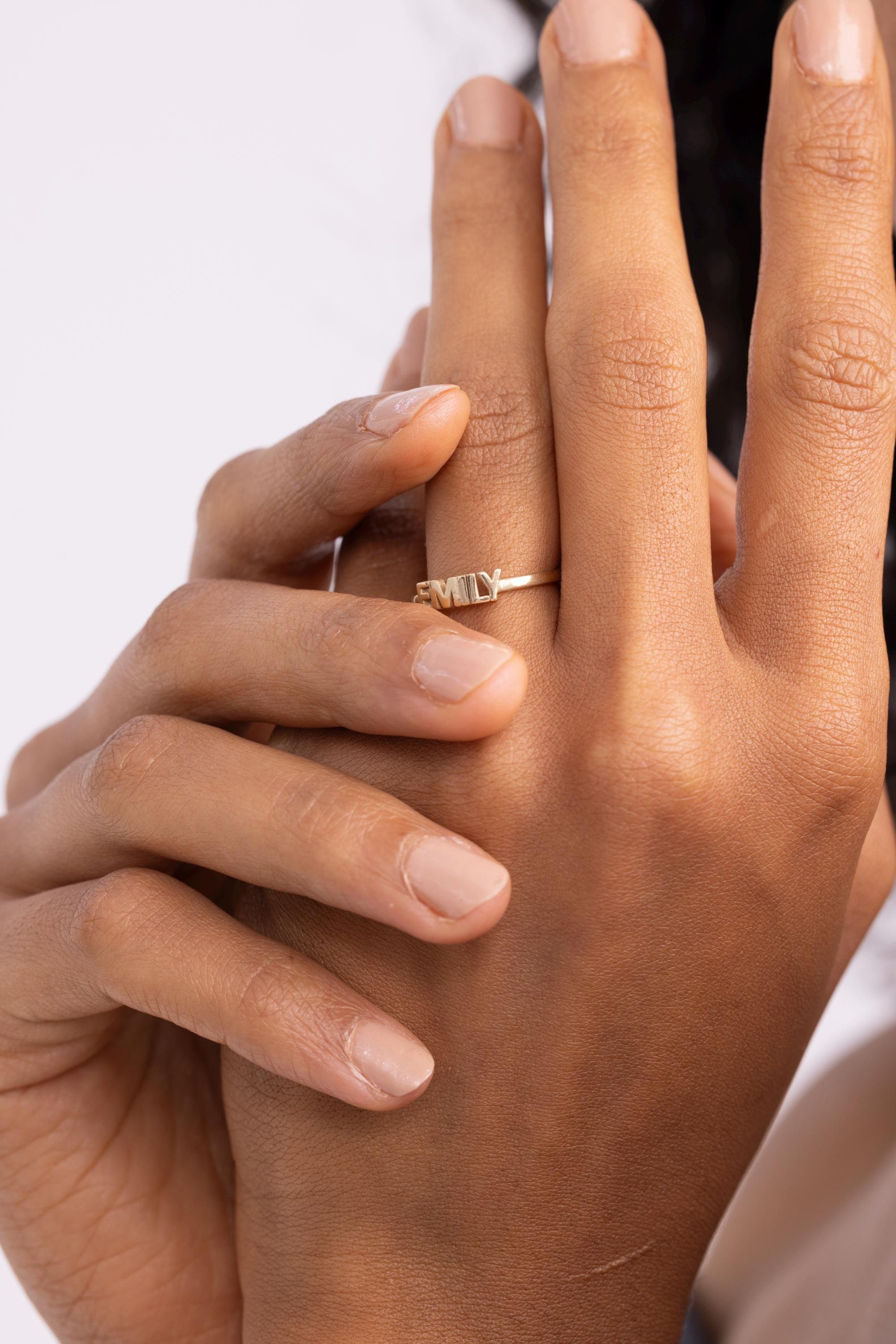 Personalisierter Namensschildring aus 14-karätigem Gold | Personalisierter Namensring | 14K Goldschmuck | Stapelbare Goldringe für Damen | Anpassbarer Schmuck