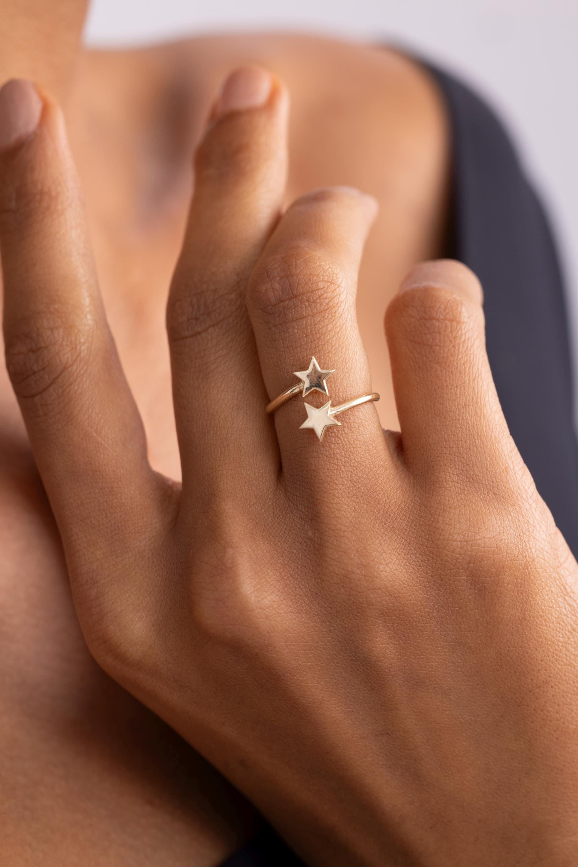 Gravierbarer offener Zwei-Sterne-Ring aus 14-karätigem Gold | Stapelring aus 14-karätigem Gold für Damen | Ideales individuelles Geschenk für Sie