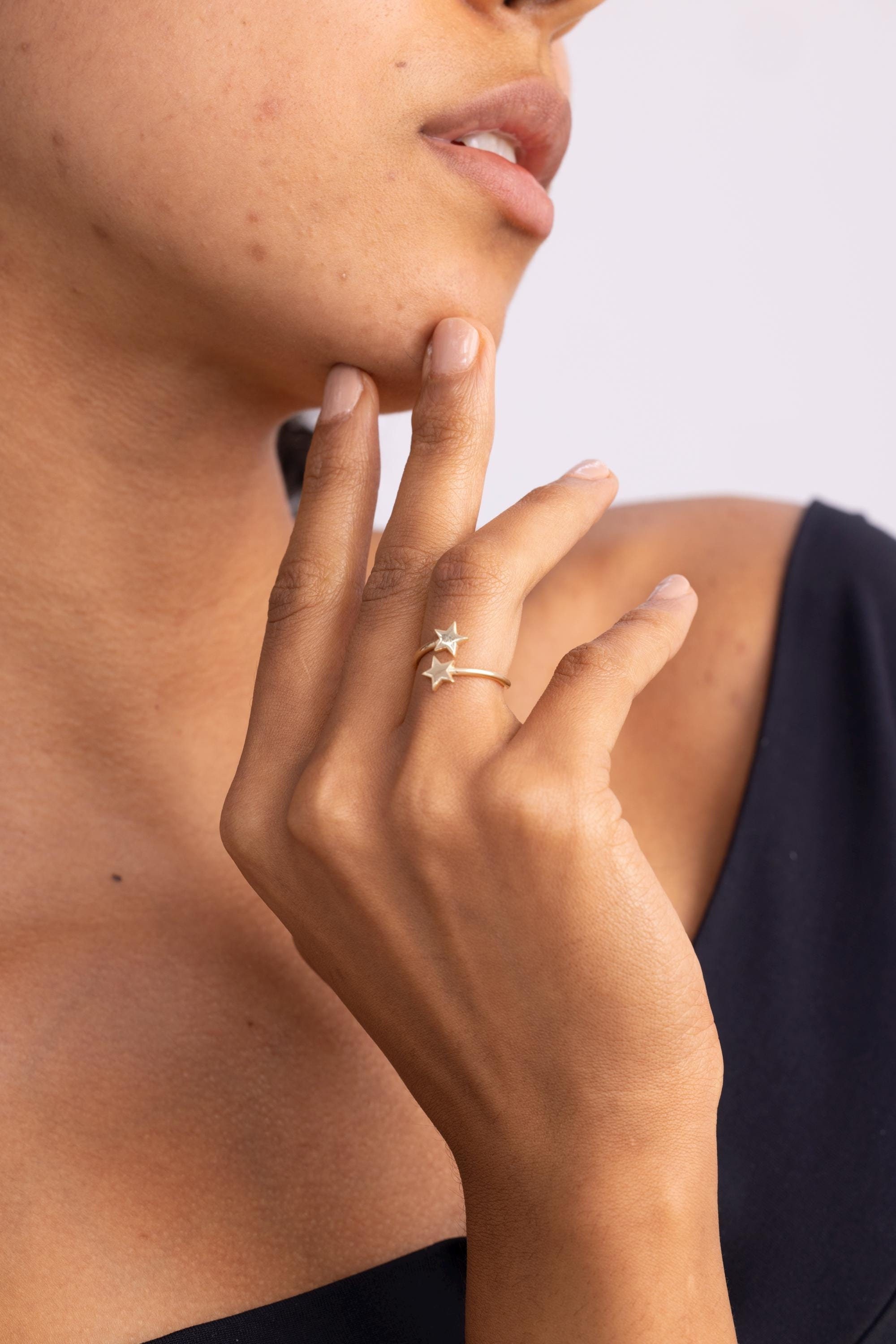 Gravierbarer offener Zwei-Sterne-Ring aus 14-karätigem Gold | Stapelring aus 14-karätigem Gold für Damen | Ideales individuelles Geschenk für Sie