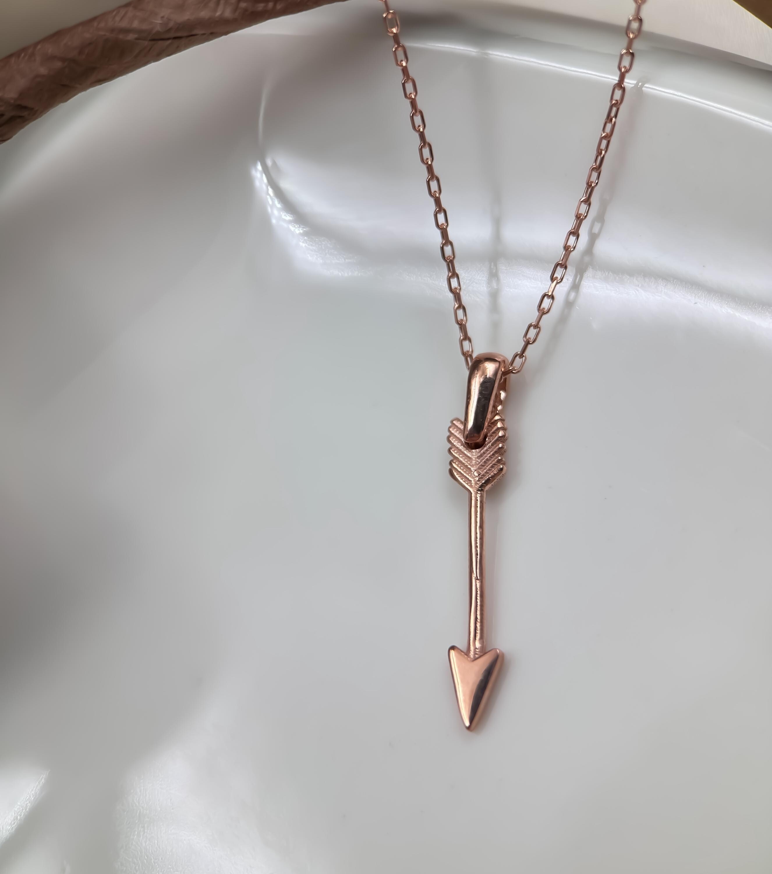 14 Ayar Altın Ok Okçuluk Kolye Kolye - Kadınlar ve Kızlar için Minimalist İyi Şanslar Charm'ı, Mükemmel Dostluk Hediyesi