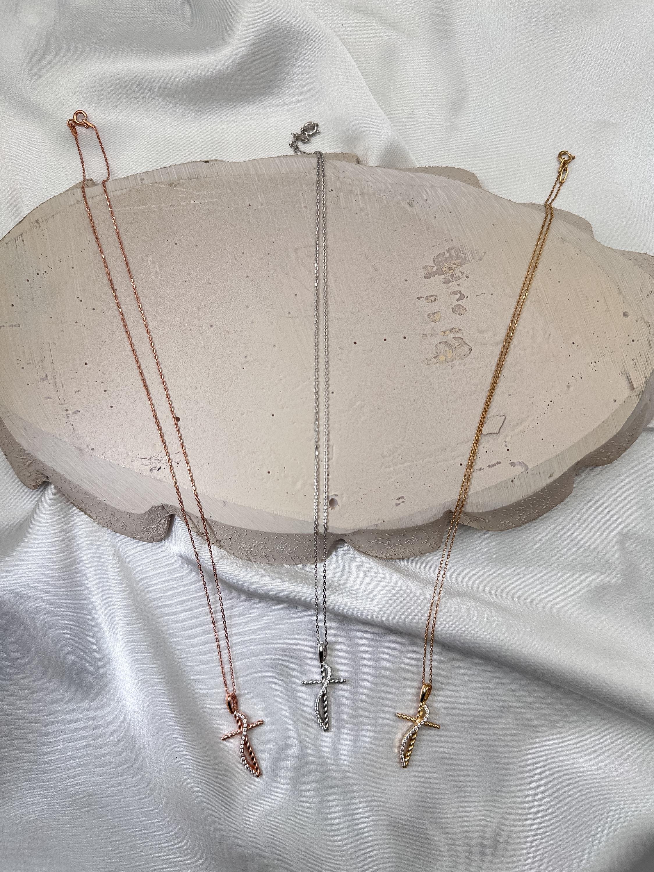 Kreuz-Halskette aus 14-karätigem Gold mit Diamanten für Damen | Christlicher Glaubensschmuck | Authentischer goldener religiöser Anhänger | Perfektes Geschenk für Sie
