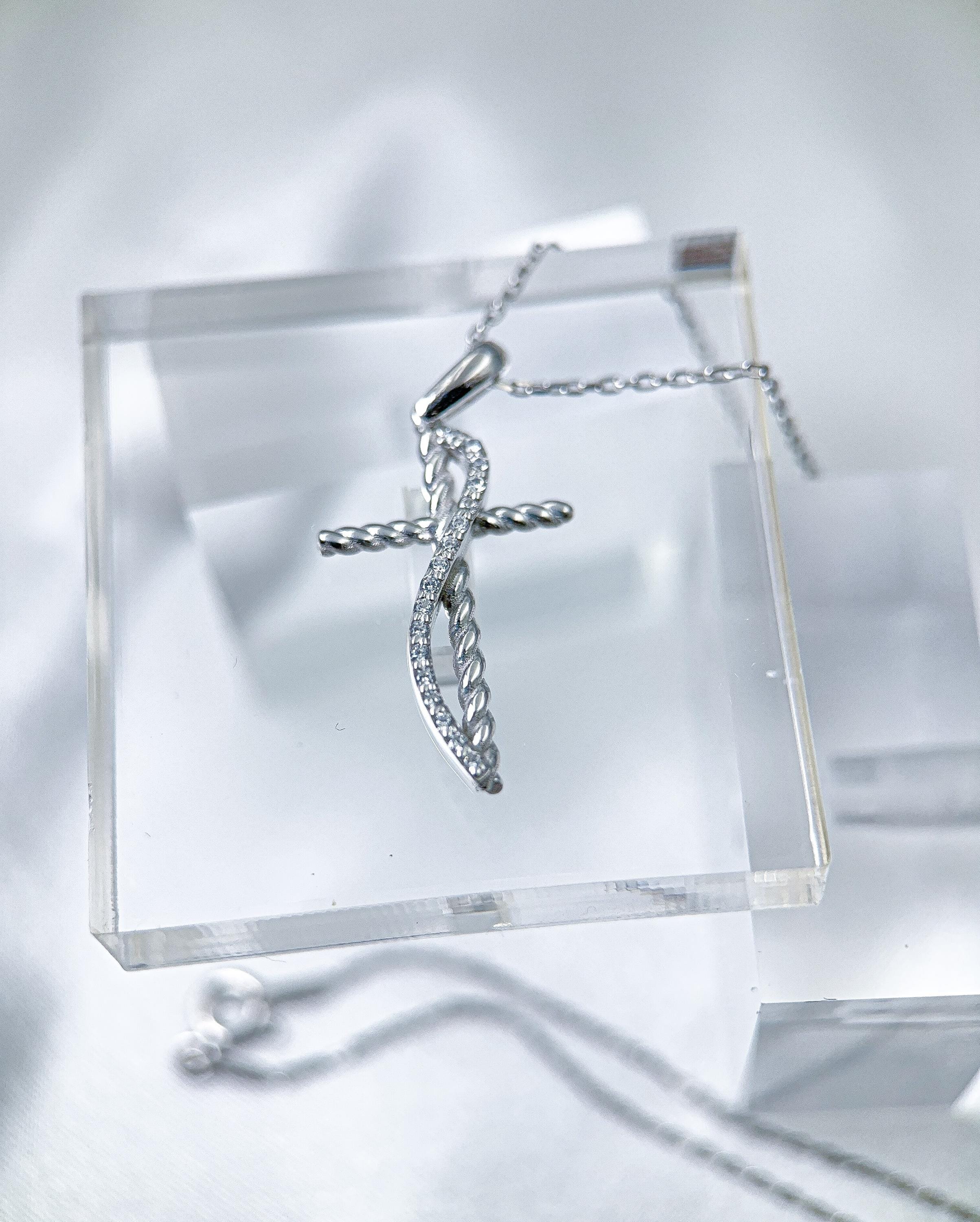 Kreuz-Halskette aus 14-karätigem Gold mit Diamanten für Damen | Christlicher Glaubensschmuck | Authentischer goldener religiöser Anhänger | Perfektes Geschenk für Sie
