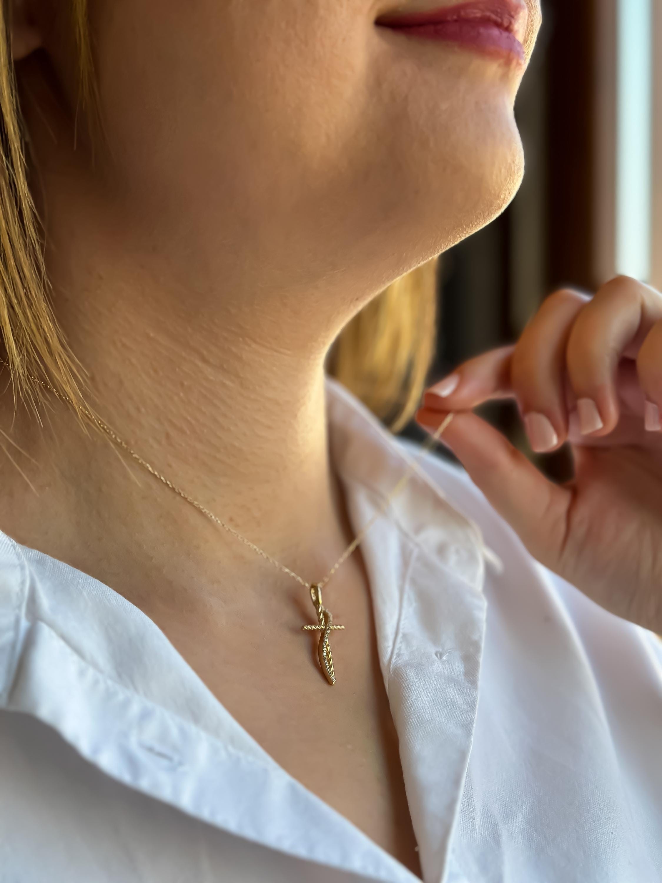 Kreuz-Halskette aus 14-karätigem Gold mit Diamanten für Damen | Christlicher Glaubensschmuck | Authentischer goldener religiöser Anhänger | Perfektes Geschenk für Sie