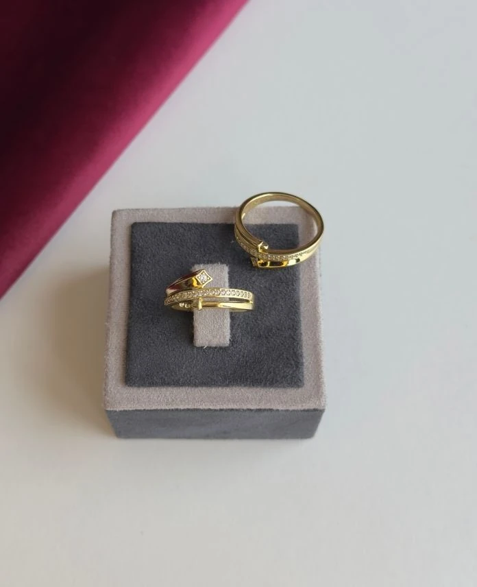 Xuping Numaralı Şerit Taşlı 14K Yüzük