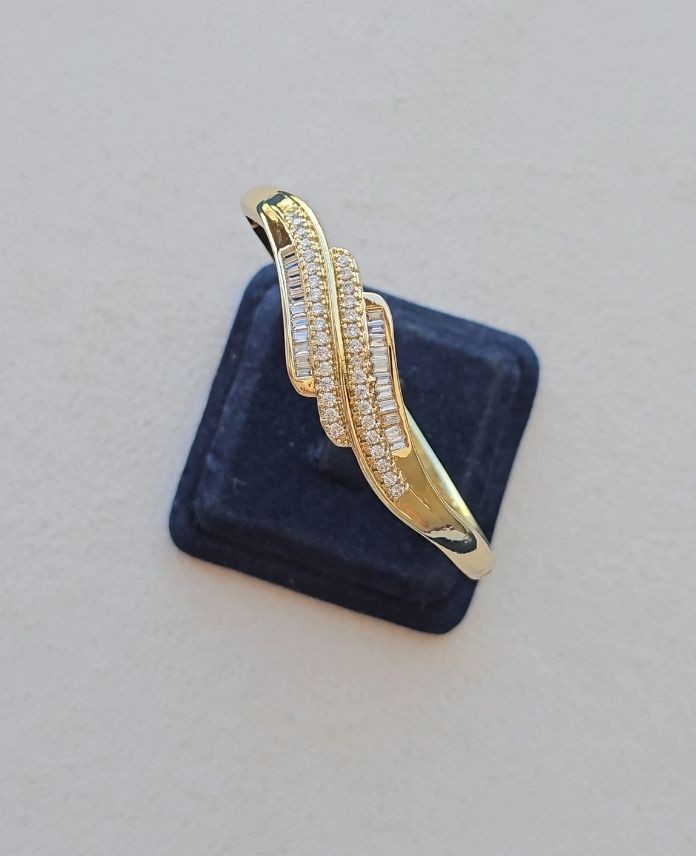 Xuping Dalgalı Taşlı Gold Kelepçe