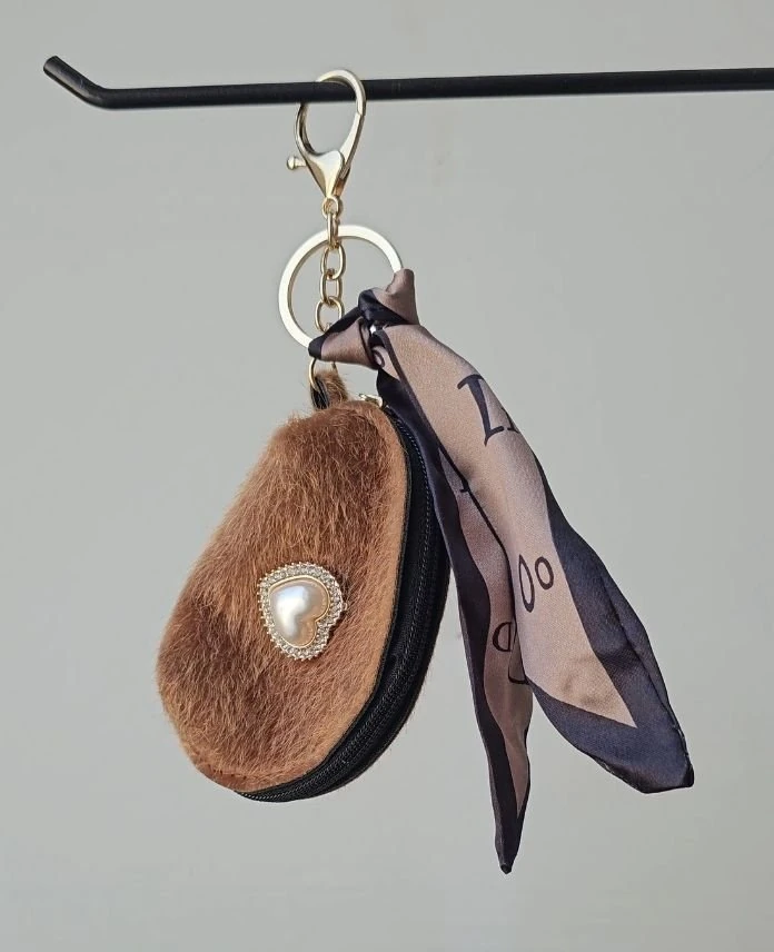 Akseusar Çanta Kalp Taşlı Tüylü Kahverengi Anahtarlık