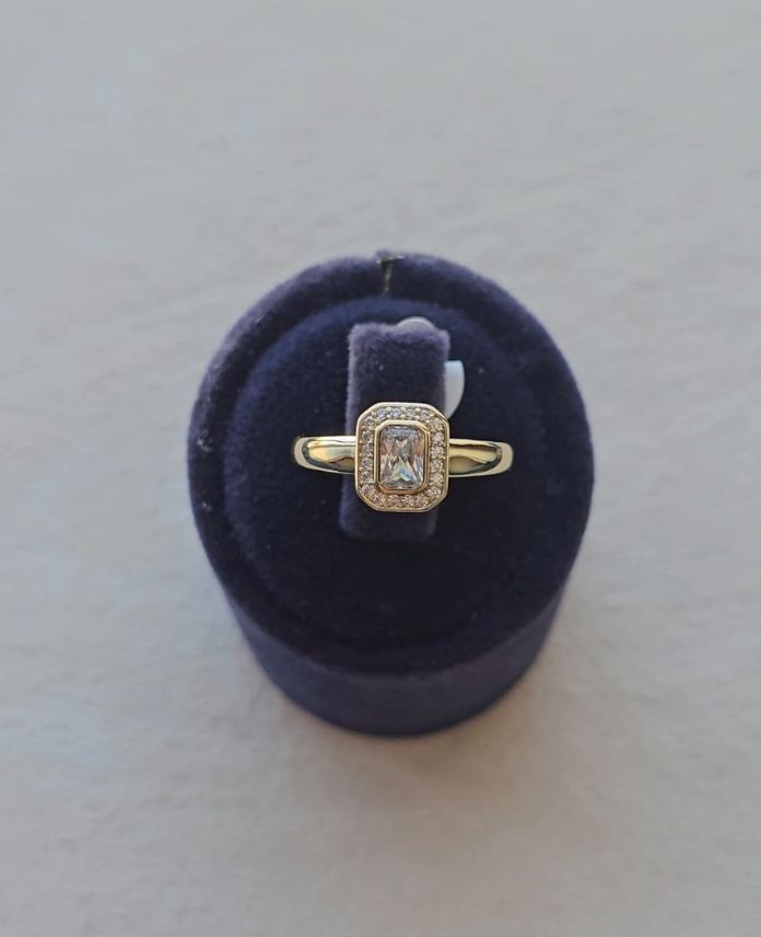 Xuping Numaralı Baget Taşlı Gold Yüzük