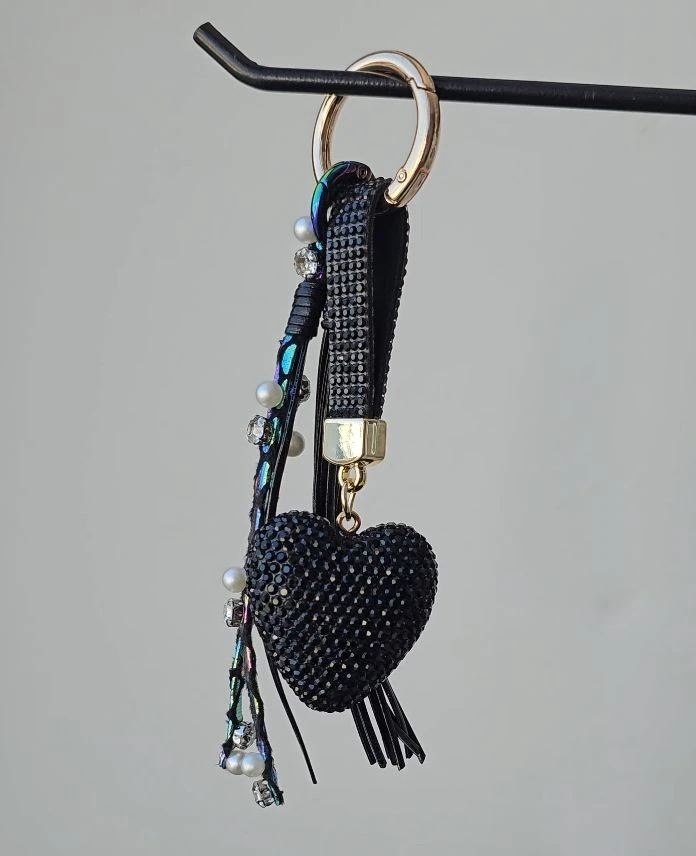 Aksesuar Siyah Kalp Taşlı Püsküllü Anahtarlık