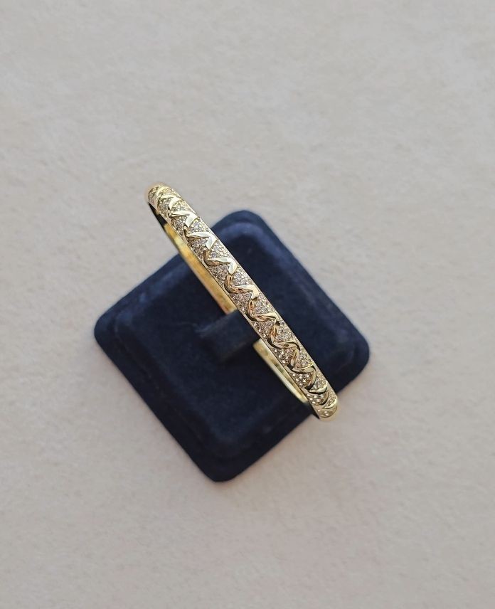 Xuping Dalgalı Taşlı Gold Kelepçe