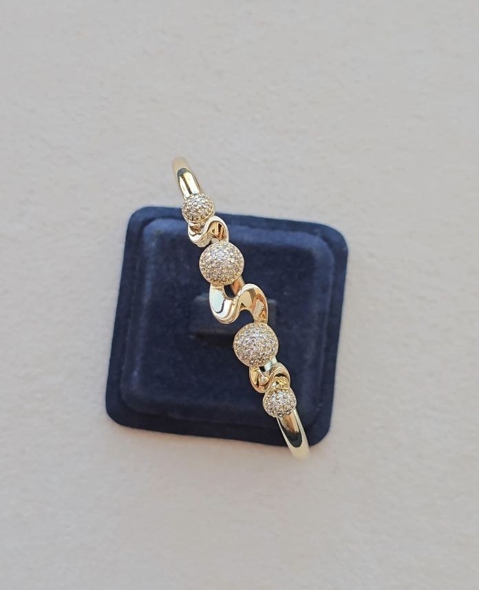 Xuping Dalgalı Yuvarlak Taşlı Gold Kelepçe