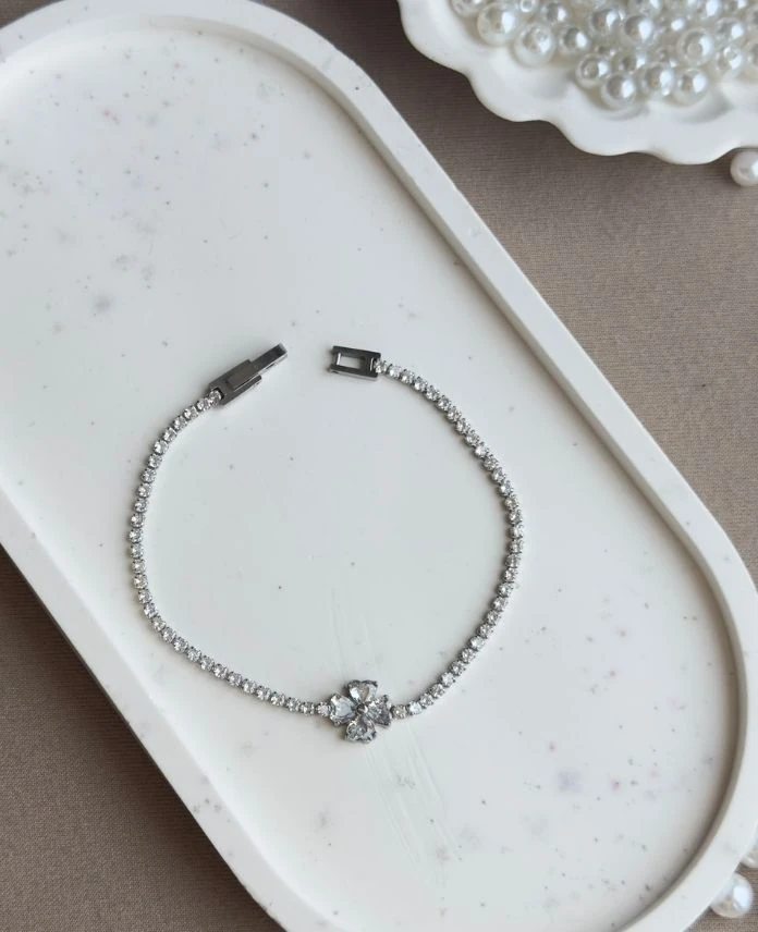 Çelik Suyolu Çiçek Taşlı Bileklik