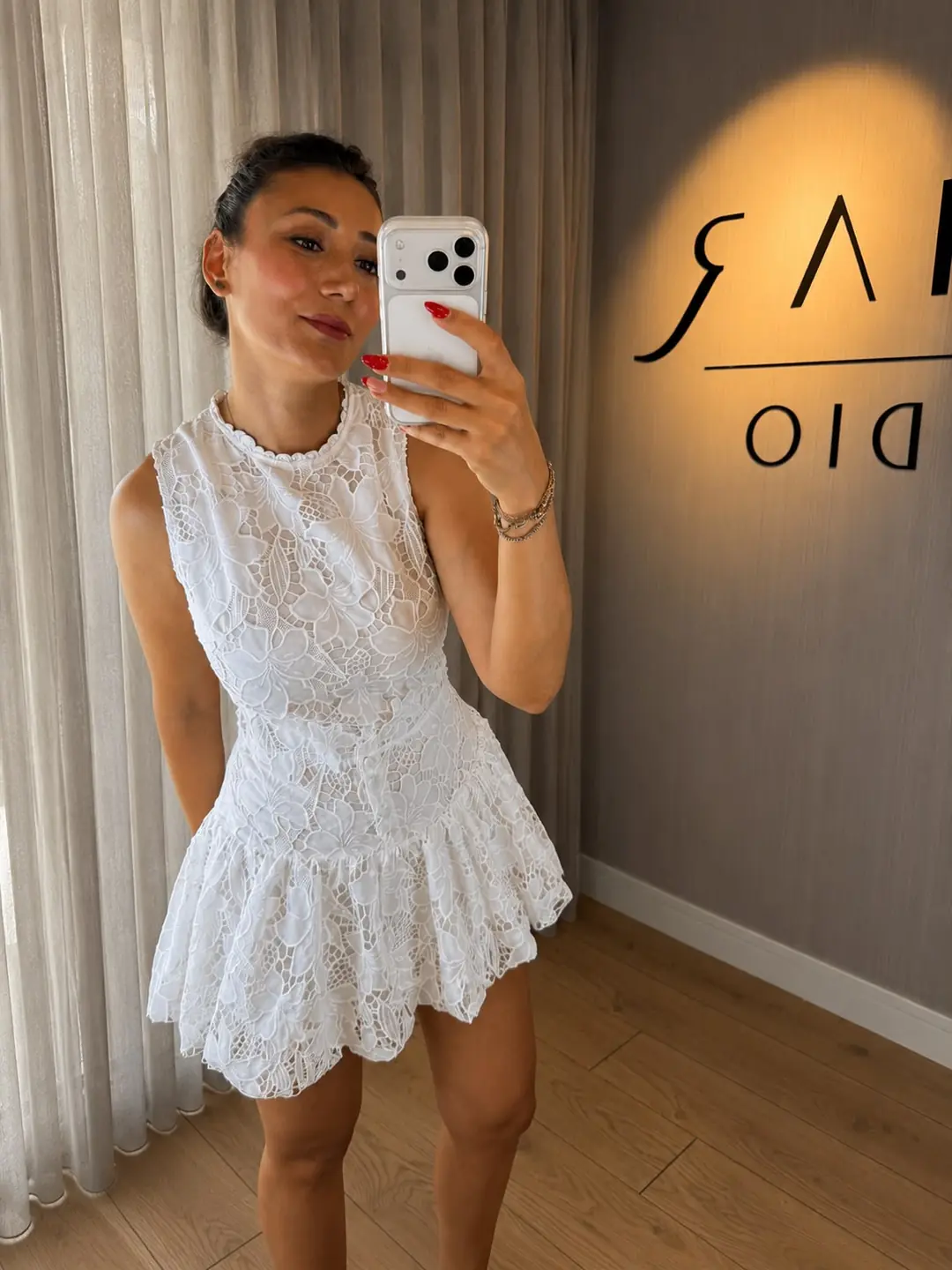 Beyaz Güpürlü Mini Elbise · 4