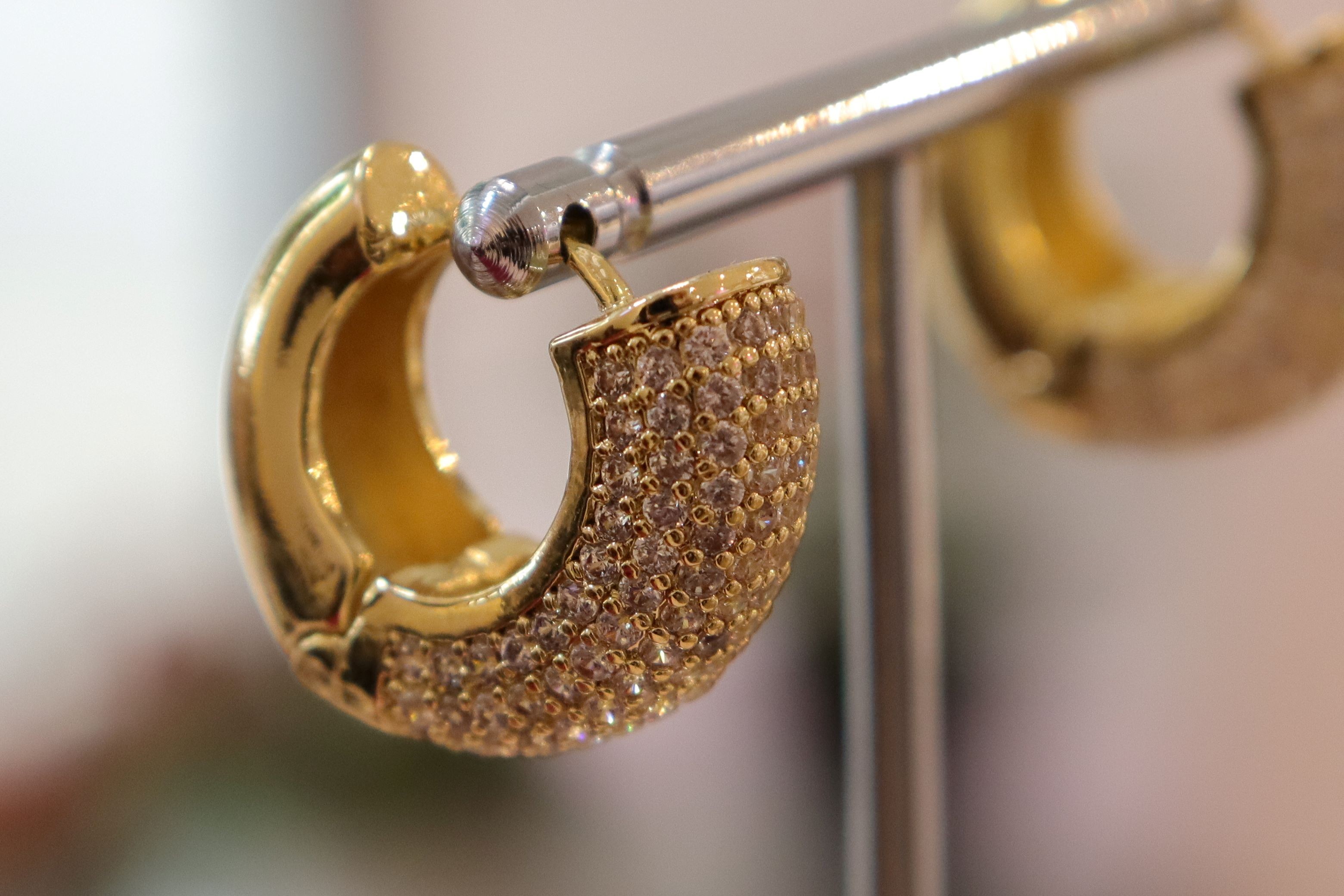 Taş Detaylı Gold Küpe