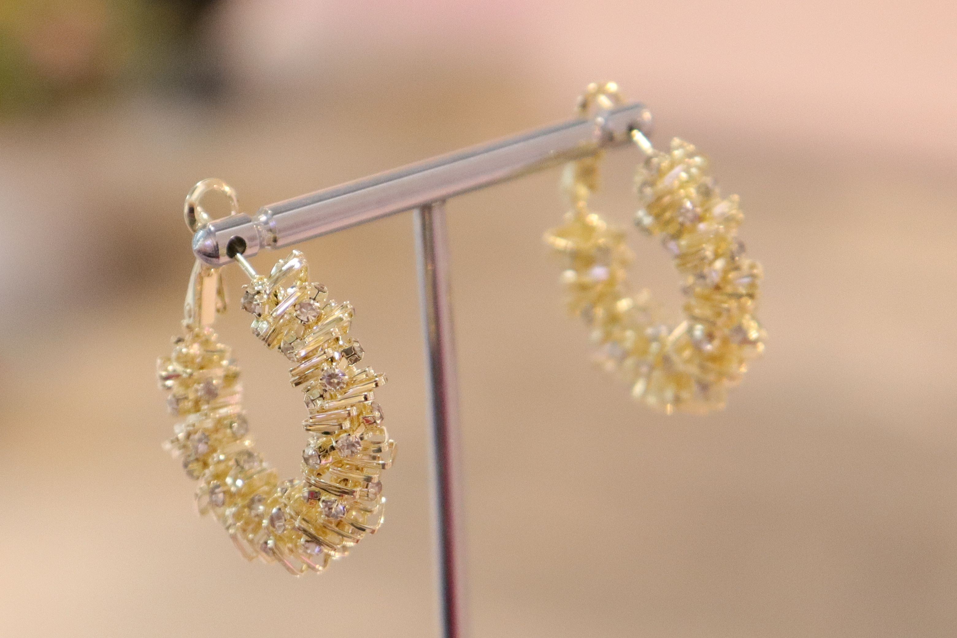 Tırtıklı Taş Detaylı Gold Küpe 