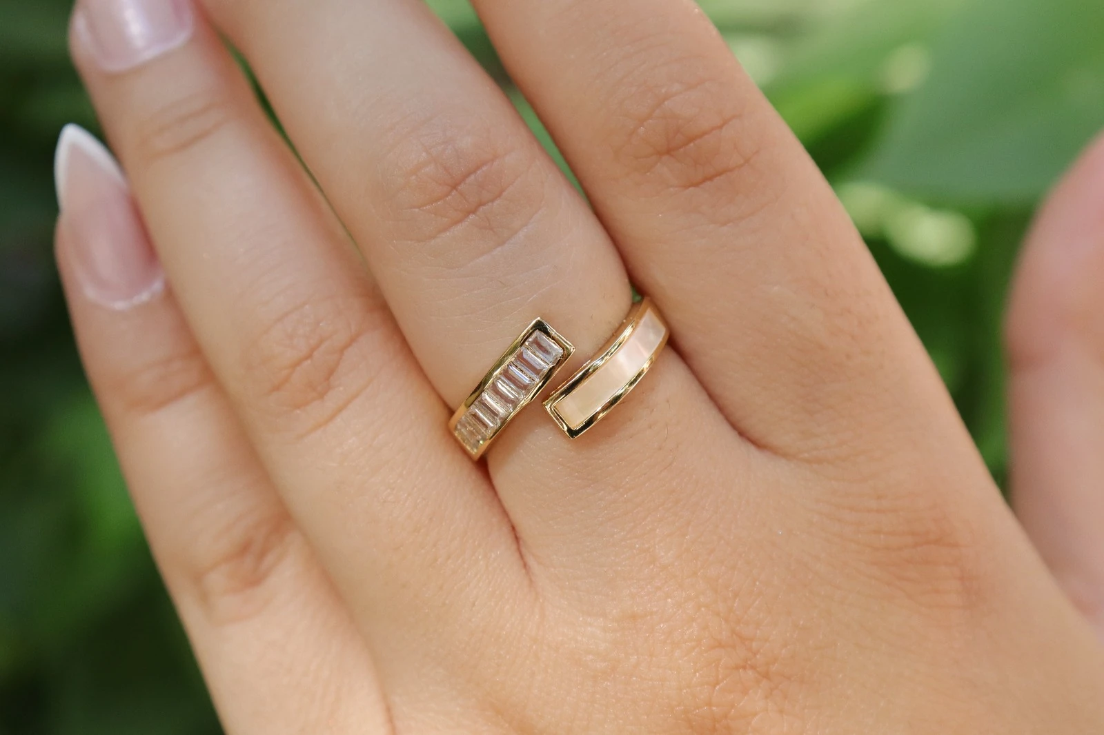 Sedef ve Baget Taşlı Gold Yüzük