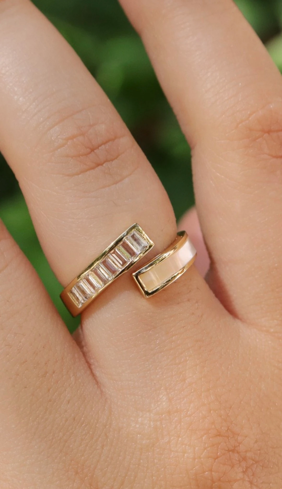 Sedef ve Baget Taşlı Gold Yüzük