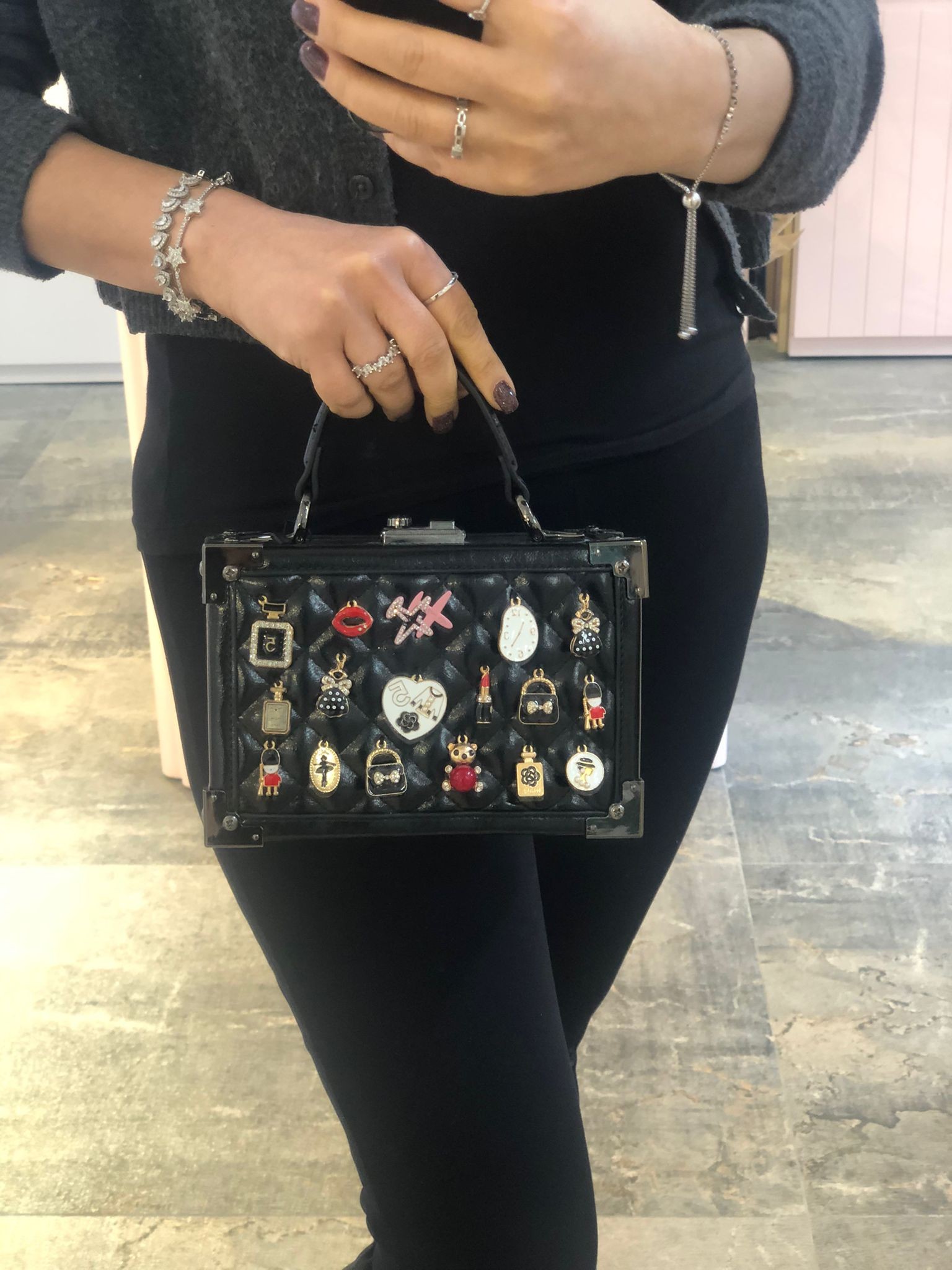 Charm Detaylı Kasa Çanta 