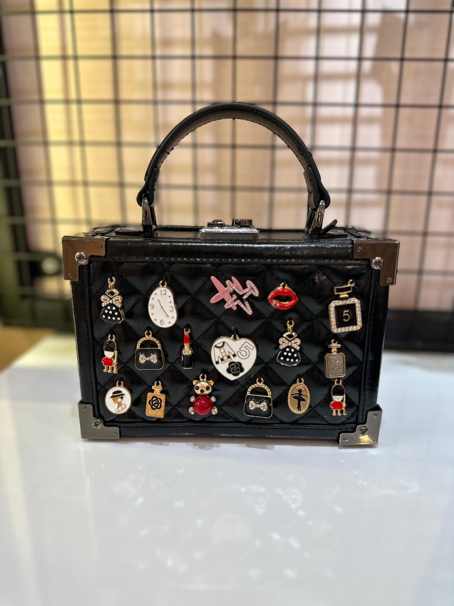 Charm Detaylı Kasa Çanta 